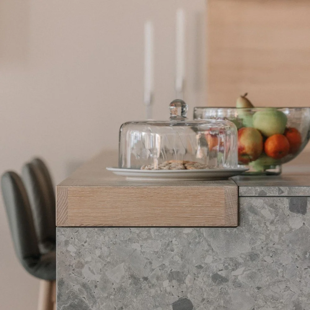 Warum wir f&uuml;r unsere Barplatten eine Mittellage mit v-f&ouml;rmigen Einkerbungen entwickelt haben?

Ganz einfach:
▫️ Ressourcenschonend bei dicker Materialst&auml;rke
▫️ besonders leicht
▫️ kosteng&uuml;nstiger 
▫️ leichterer Transport &amp; Mon