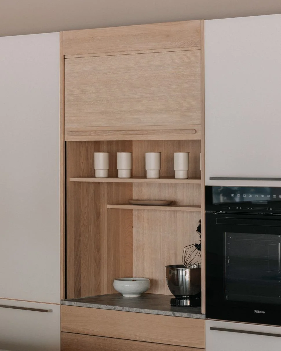 Nicht nur praktisch, um Geräte und Utensilien diskret zu verstauen: der neue Rolloschrank, der die Ästhetik der Küche ergänzt und eine nahtlose Optik schafft. 
Erhältlich in:
▪️ verschiedenen Maßen
▪️ Holz, schwarz ode