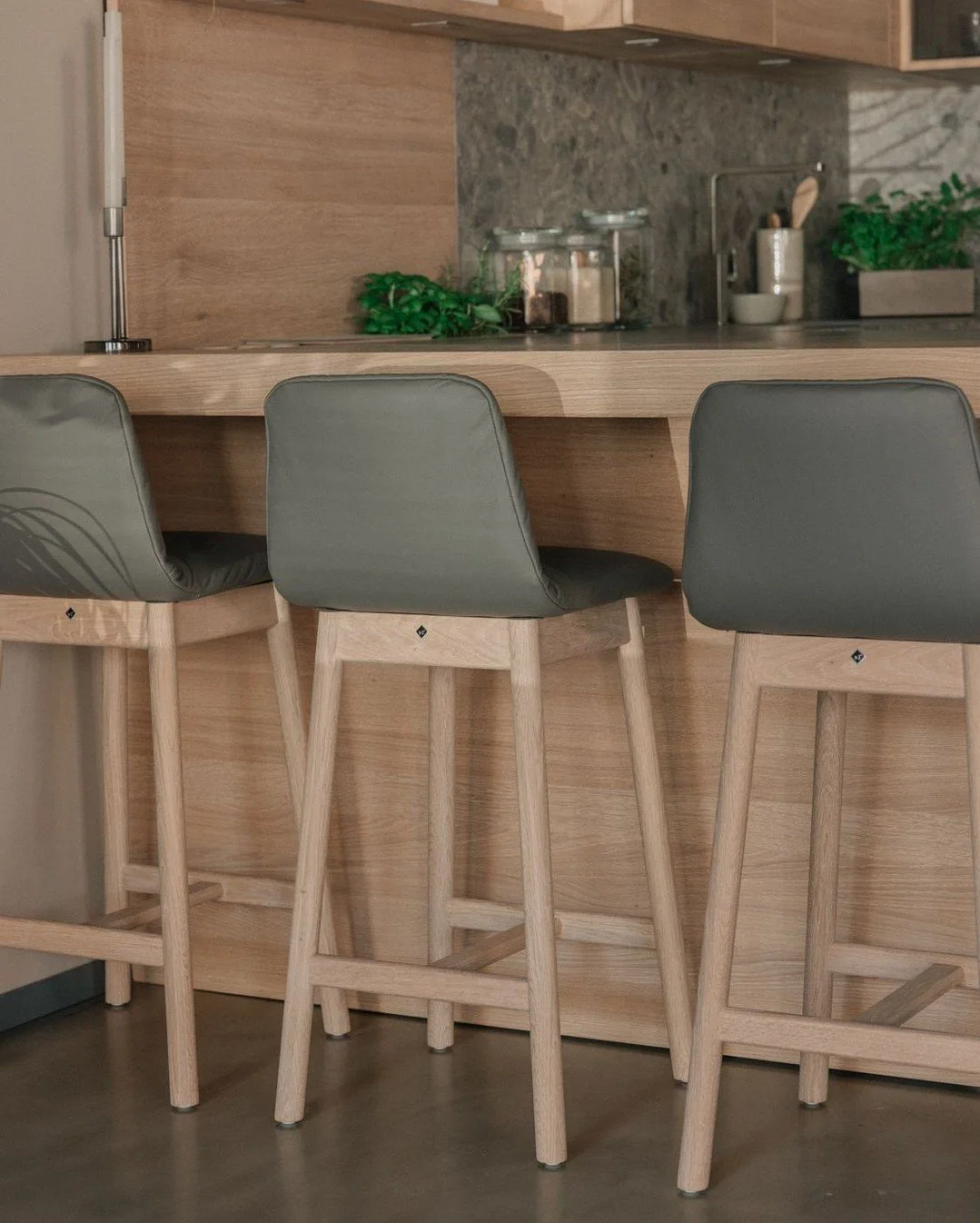 Kochst du vor Wut? 🛑🖐️ 
Nimm dir eine Auszeit, atme tief durch und entspanne dich auf einem unserer Barhocker. Manchmal hilft es, sich zu sammeln, die Gedanken zu ordnen und die schöne Umgebung zu betrachten.
#walden #naturholzküche #ma&