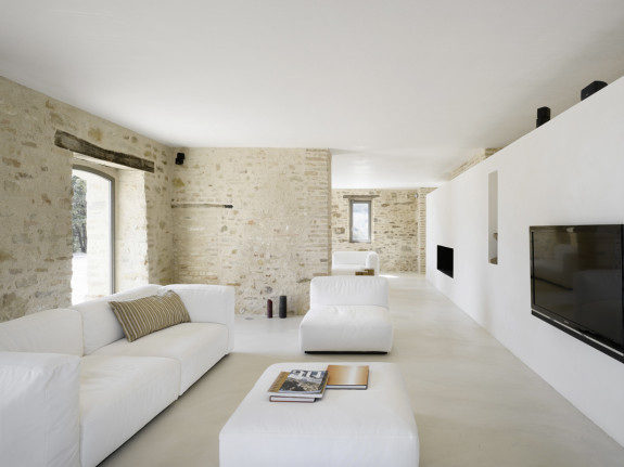 I love the exposed 300 year old farmhouse masonry with the smooth resin floor and calming interiors. Personally, I’d have added some colour but this sanctuary is a great example of a successful marriage of old and new. Casa He, Italy