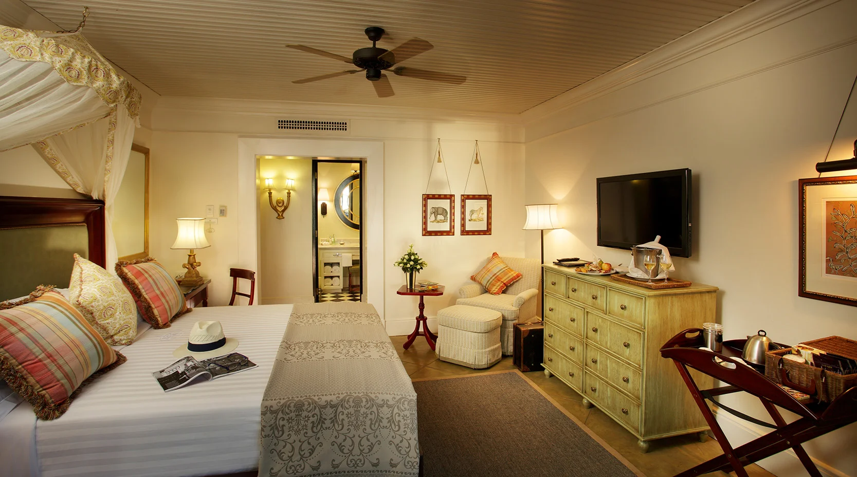 ZAM1f6050-4713-Luxury King Room_15.jpg