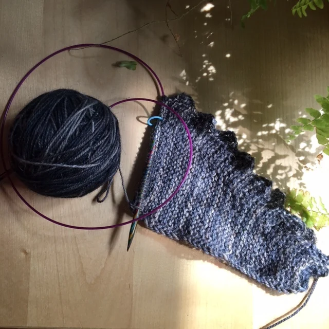 Jagged Triangular Scarf em Araucania Puelo 100% Llama.