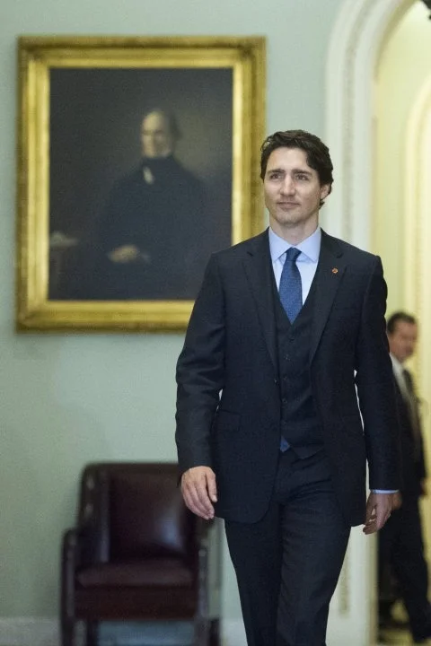 En su primera visita oficial a DC, con el ex presidente Obama, Justin Trudeau usó un traje azul de tres piezas. Algunos pensaréis: ¿Es demasiado el chaleco? Pero eso se reduce a la preferencia personal, pero sin duda Justin Trudeau lo lleva con elegancia.