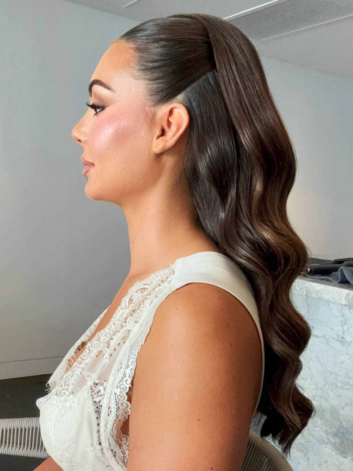 ANGEL🪽@angel_azzolina &hellip; I&rsquo;m a little obsessed. 
Honestly the hair that speaks for itself. Brides hit that save button! 🤍

For my brides who love a more refined look&hellip; this is it. Sleek, soft, and super minimal, but still so strik