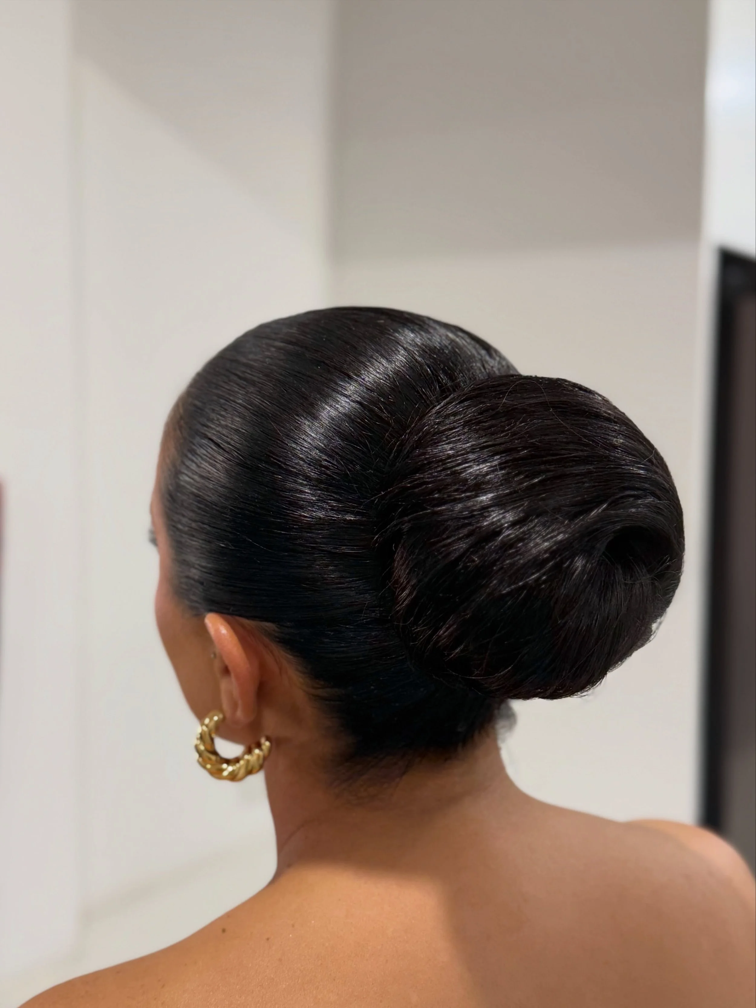 Slick Back Bun for one of my OG clients @jessica_george_loulach. 🫶🏼

She booked me for a group of 4 while they got ready for a wedding and then I received the sweetest message saying they all loved their hair and were complimented all night. 🥹✨

T