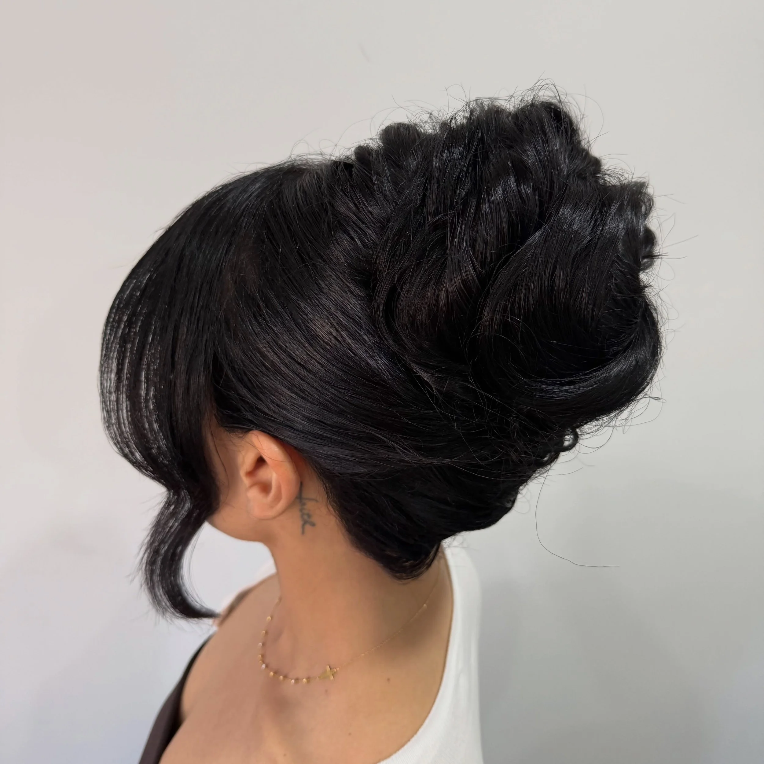 WOOWWW! 🔥🔥🔥 That&rsquo;s what you call a Bun! @rhondajabb 😍 

She asked for a high, clean updo&hellip; and we delivered. 🤍

@beyondhair.au 
Beyondhair.com.au/ 

#highbun #classichighbun #classy #classyhair #eleganthair