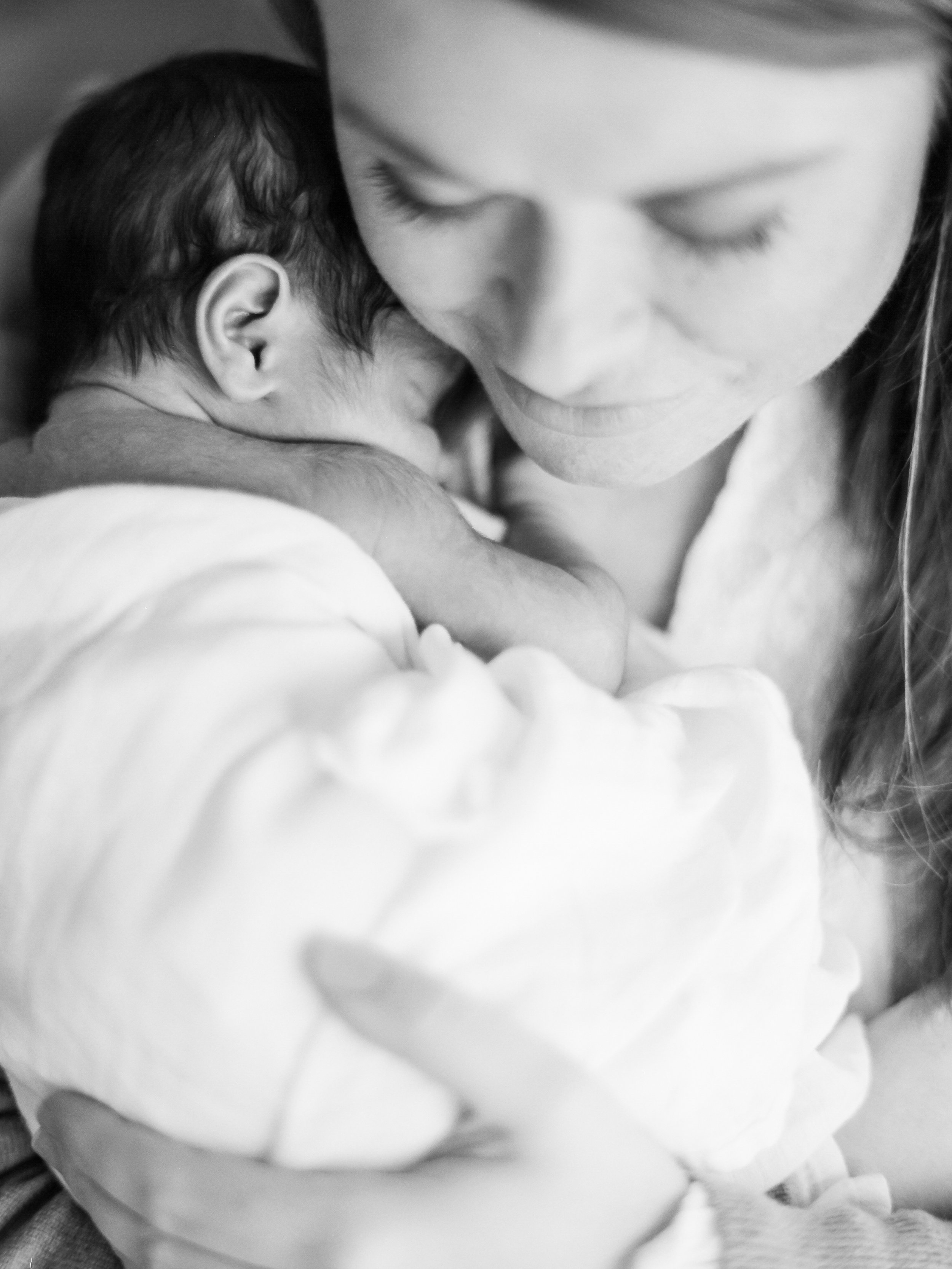 newborn-lifestyle-photographer-film-black-and-white