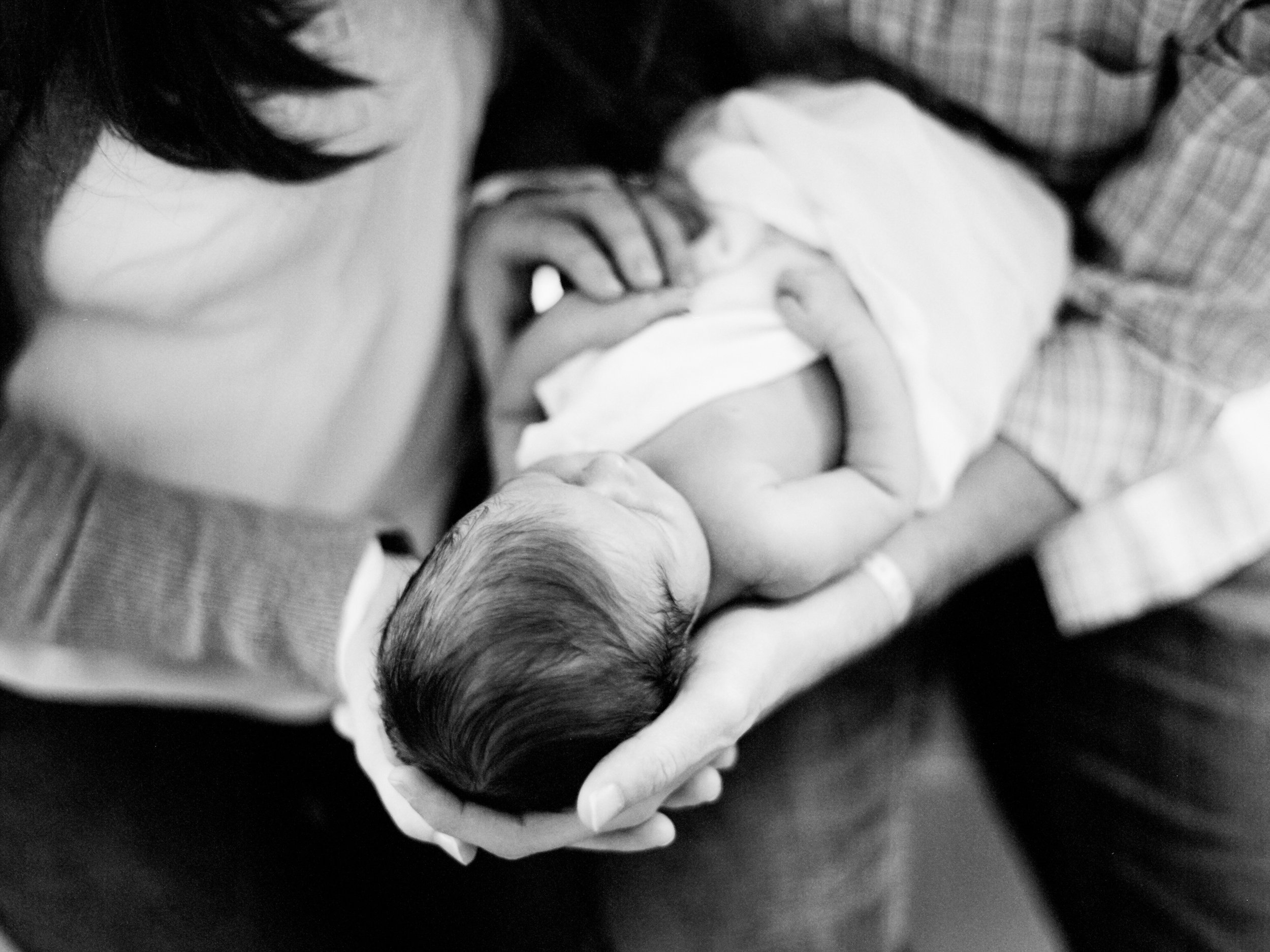 newborn-lifestyle-photographer-film-black-and-white