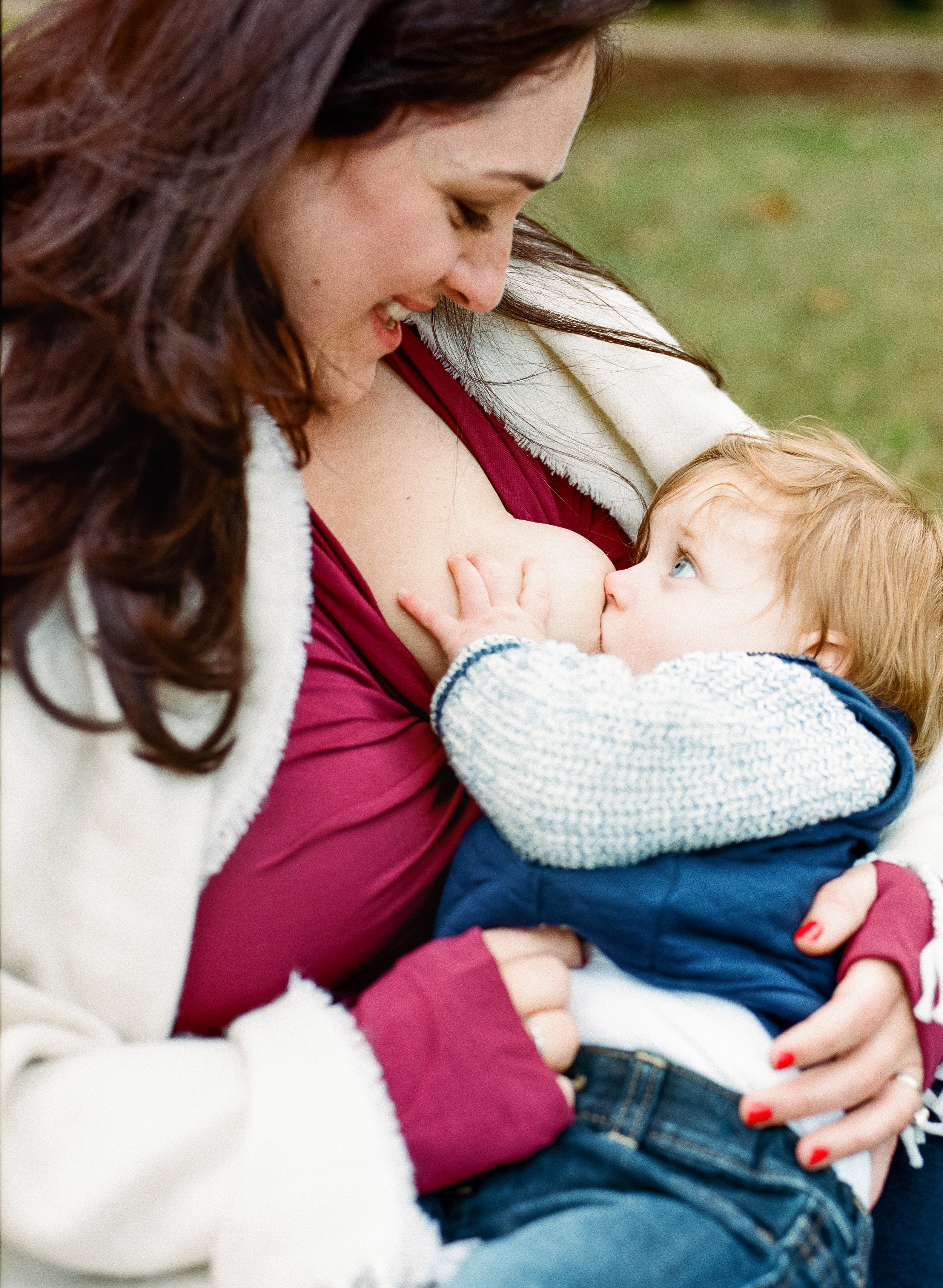 lifestyle-family-photographer-film-historic-oak-view-county-park-nursing