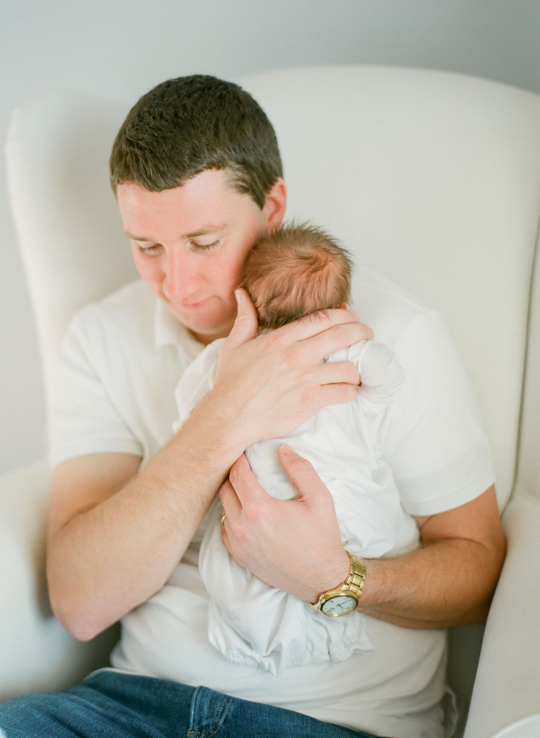 raleigh-lifestyle-dad-babies-baby-newborn-family-film-photographer-008