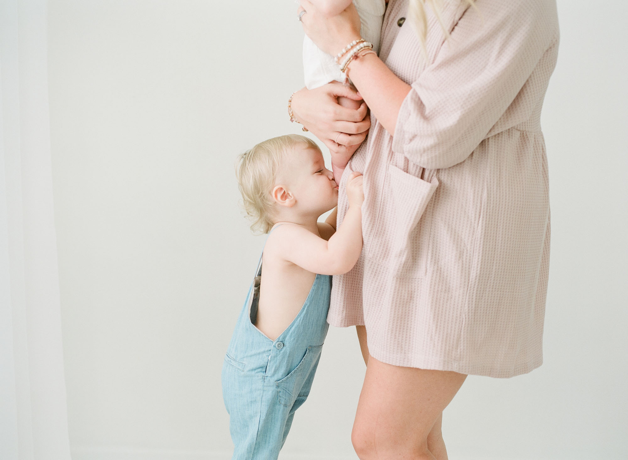 wake-forest-family-photographer-studio-session-motherhood-006