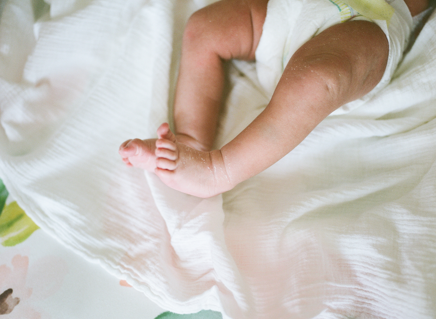 raleigh-lifestyle-newborn-photographer-home-session-009