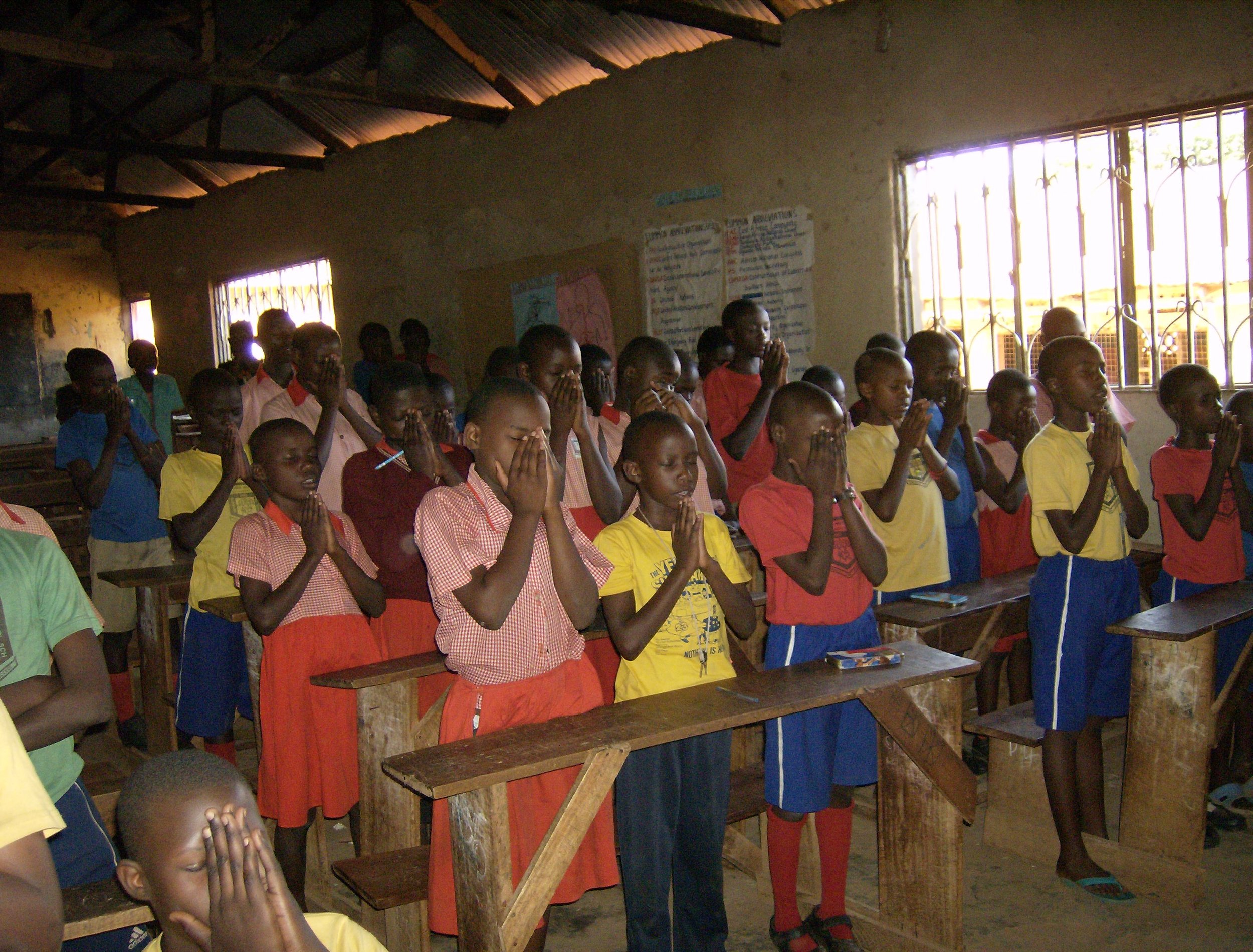 uganga school children praying.jpg