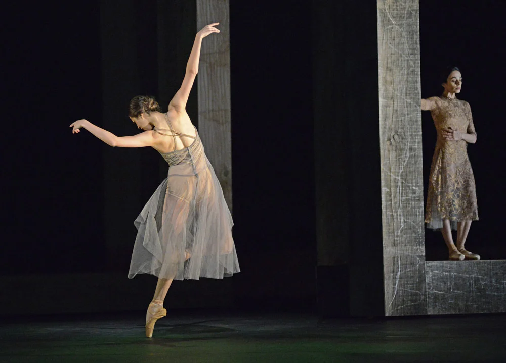 I Now, I Then from Woolf Works | Royal Opera House, Covent Garden | Choreographed by Wayne McGregor | Music by Max Richter | Set by Ciguë, We Not I and Wayne McGregor| Costumes by Moritz Junge | Lighting by Lucy Carter | Film by Ravi Deepres | Make-up design by Kabuki | Photograph by Dave Morgan, courtesy of the Royal Opera House)
