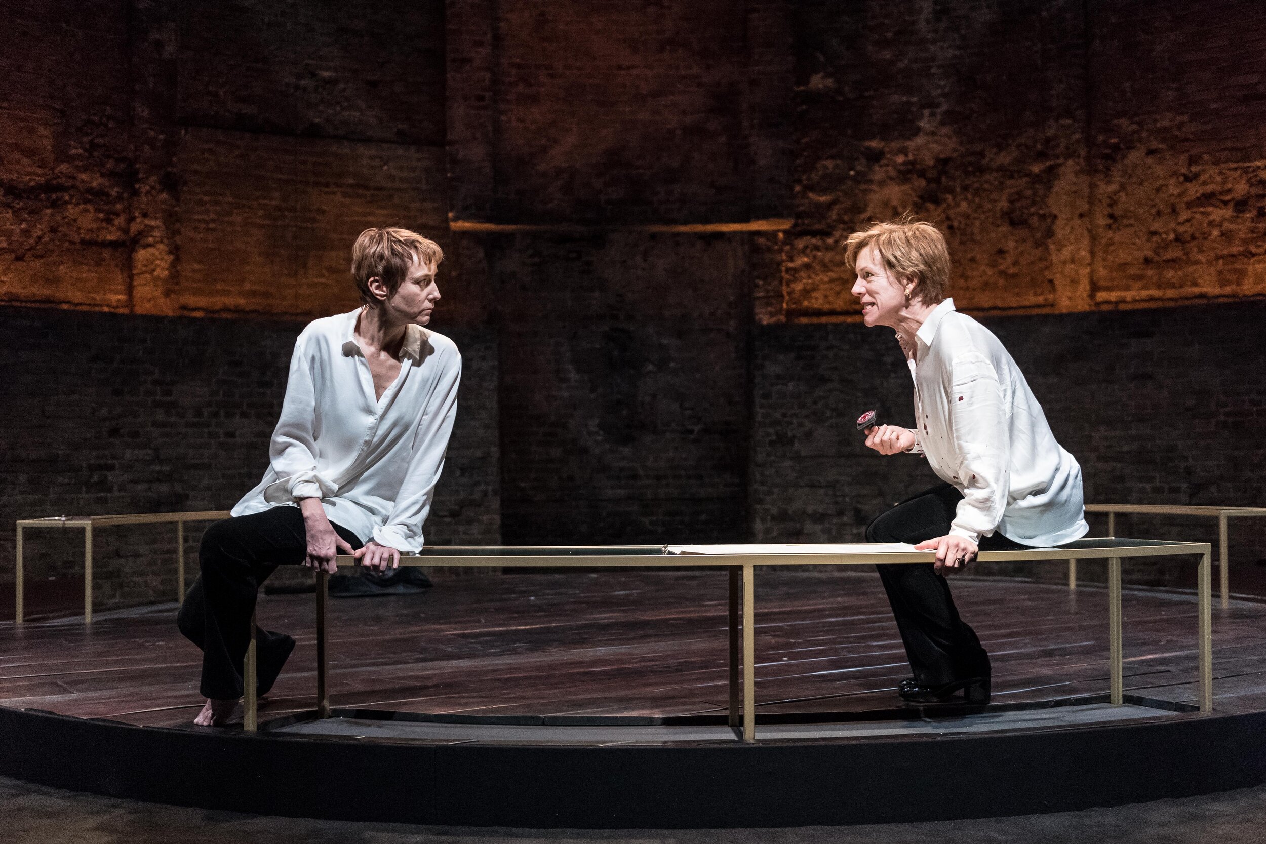 Lia Williams as Mary Stuart and Juliet Stevenson as Elizabeth I_credit Manuel Harlan.jpg