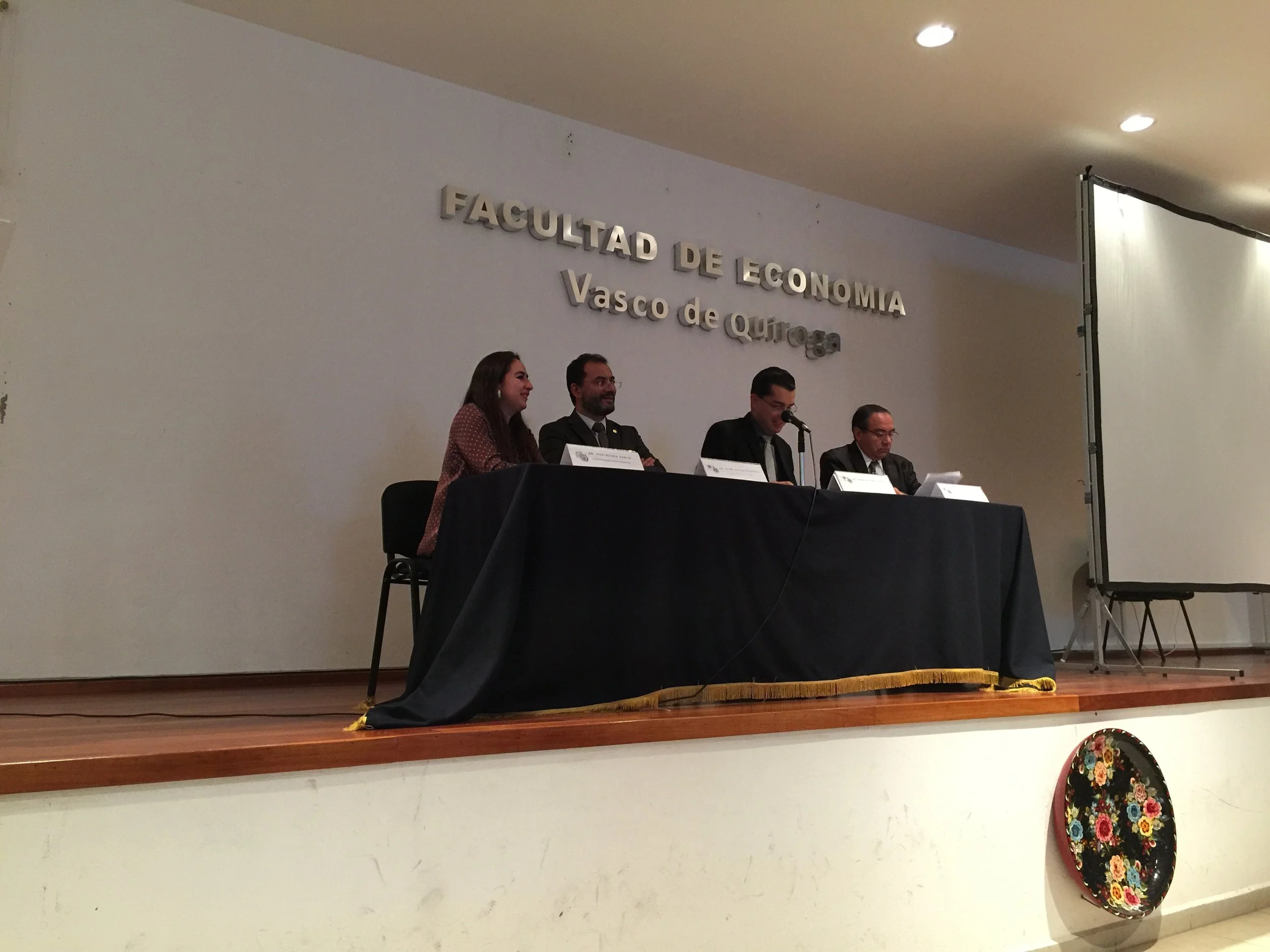 Prof. Yeverino and colleagues at the Michoacán University of San Nicolás de Hidalgo .