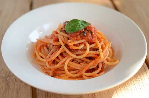 Spaghetti with red tomato pâté