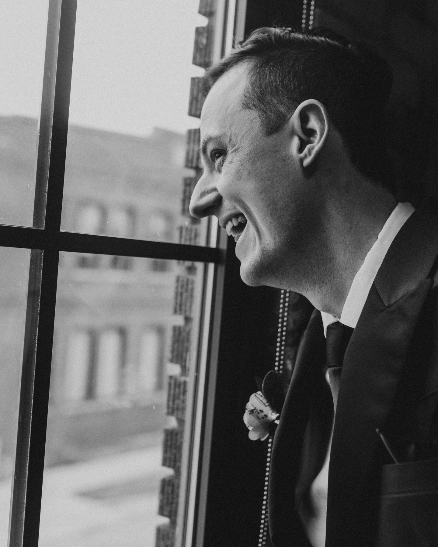Some of my favorite photos at weddings are the little in between moments of hugging, smiling, or even just peeking out of a window. The whole day goes by in a blur, so to be able to look back on these little moments later is a gift! 📸
.
.
.
.
.
[Ima