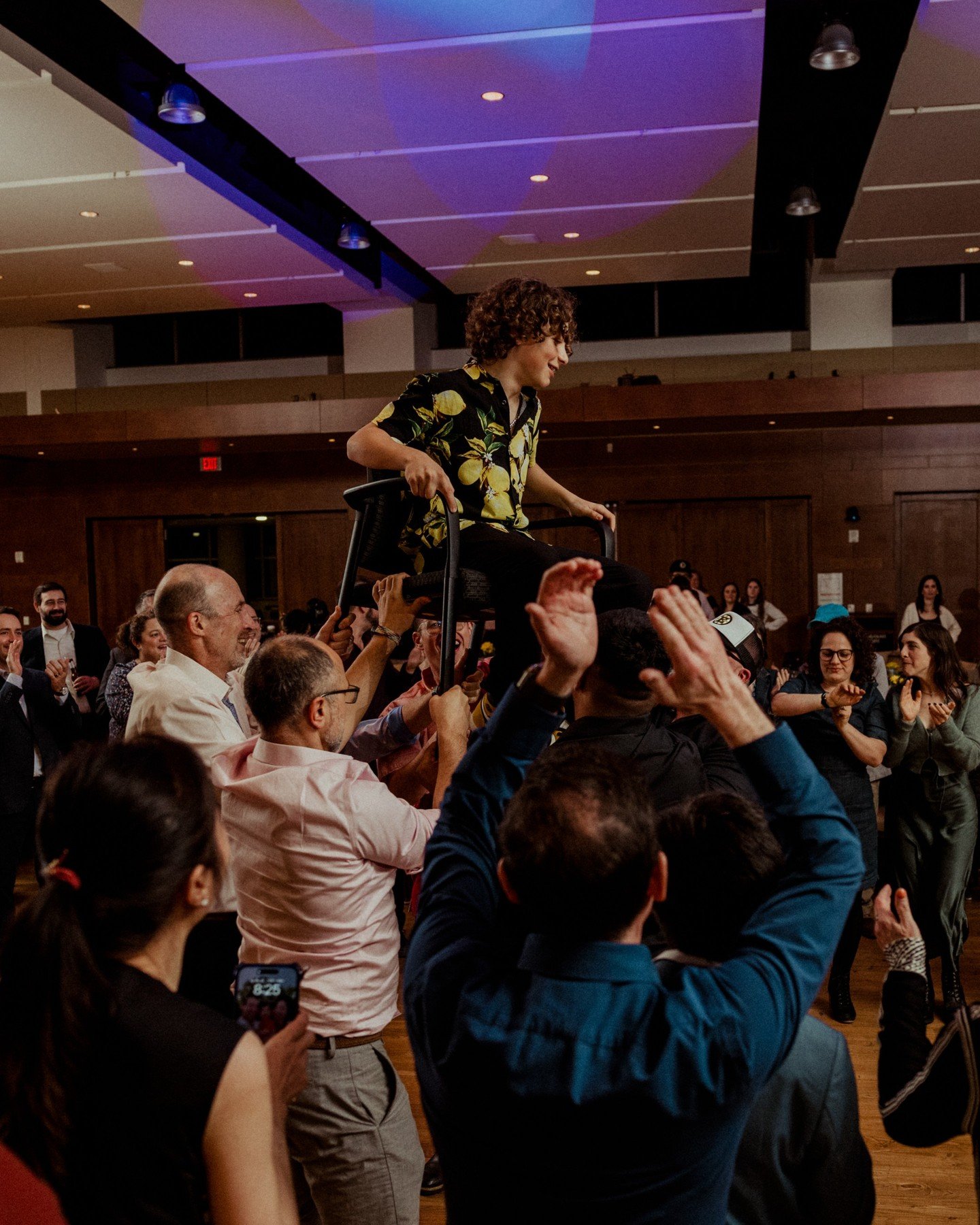 Did you know that we LOVE photographing B'Nai Mitzvahs? Well now you do 🥰 And let me tell you, those 13 year olds go harder than I think I ever have in my life, and it's awesome 😎
.
.
.
.
.
[Image Description: A young man with brown curly hair and 