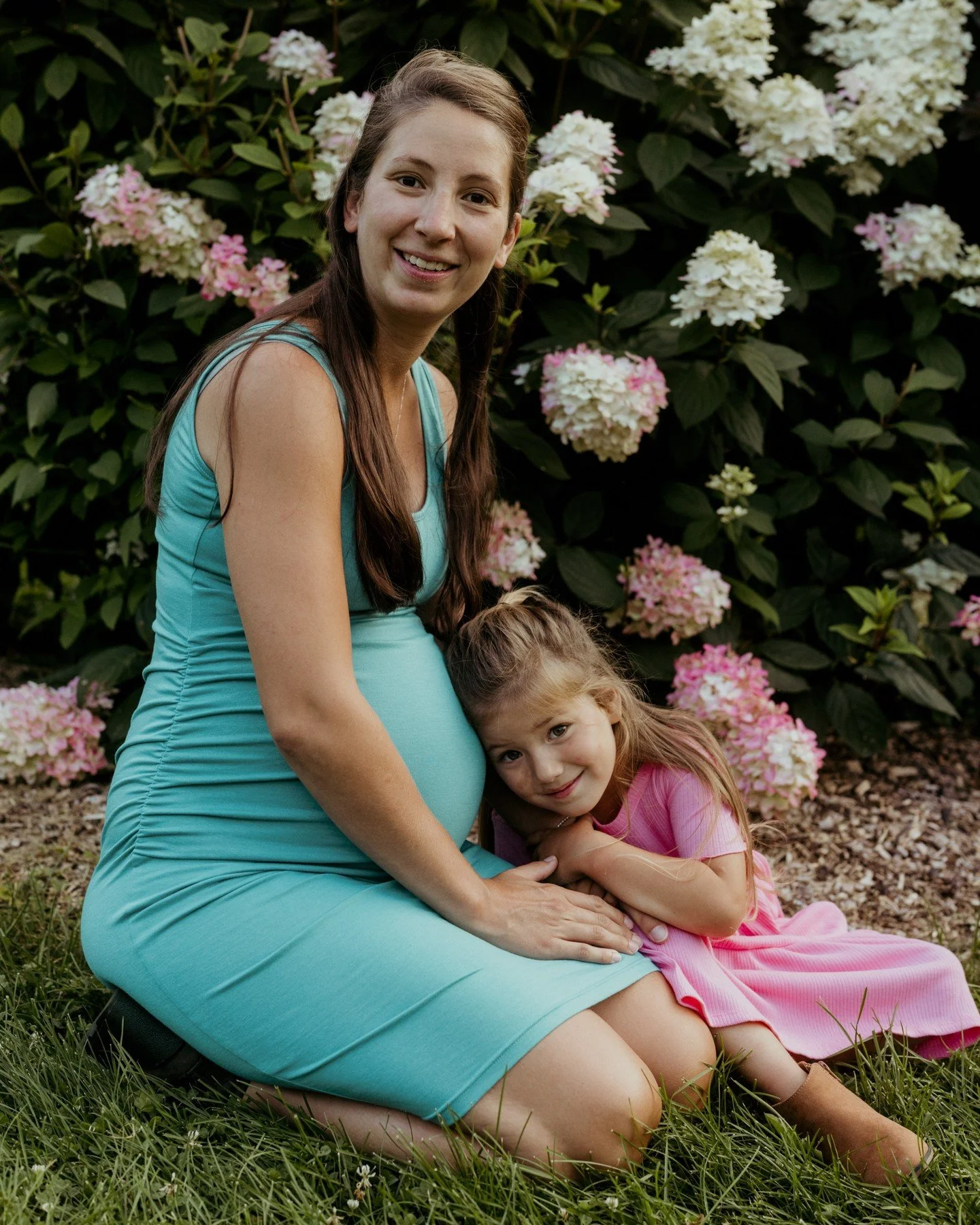 Okay, question time! If I offered 𝗠𝗼𝗺𝗺𝘆 + 𝗠𝗲 𝗺𝗶𝗻𝗶-𝘀𝗲𝘀𝘀𝗶𝗼𝗻𝘀 this Winter at the studio or in early Spring outdoors, who would be interested, and which one (indoors or outdoors) would you be more interested in? Comment below and let m