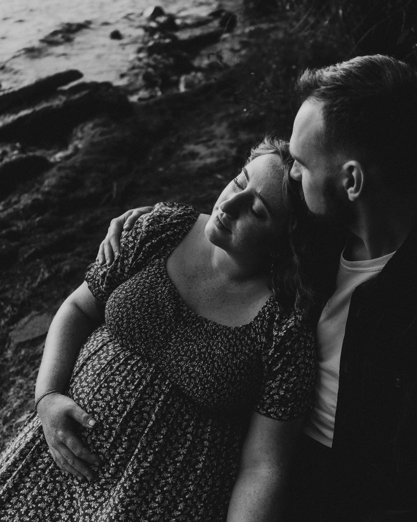 💖 If these sweet and romantic maternity portraits of Francesca + Marshall don't convince you that maternity portraits will be a treasured family heirloom, then I don't know what will 🤩🥰
.
.
.
.
.
[Image Description: A series of images, some color,