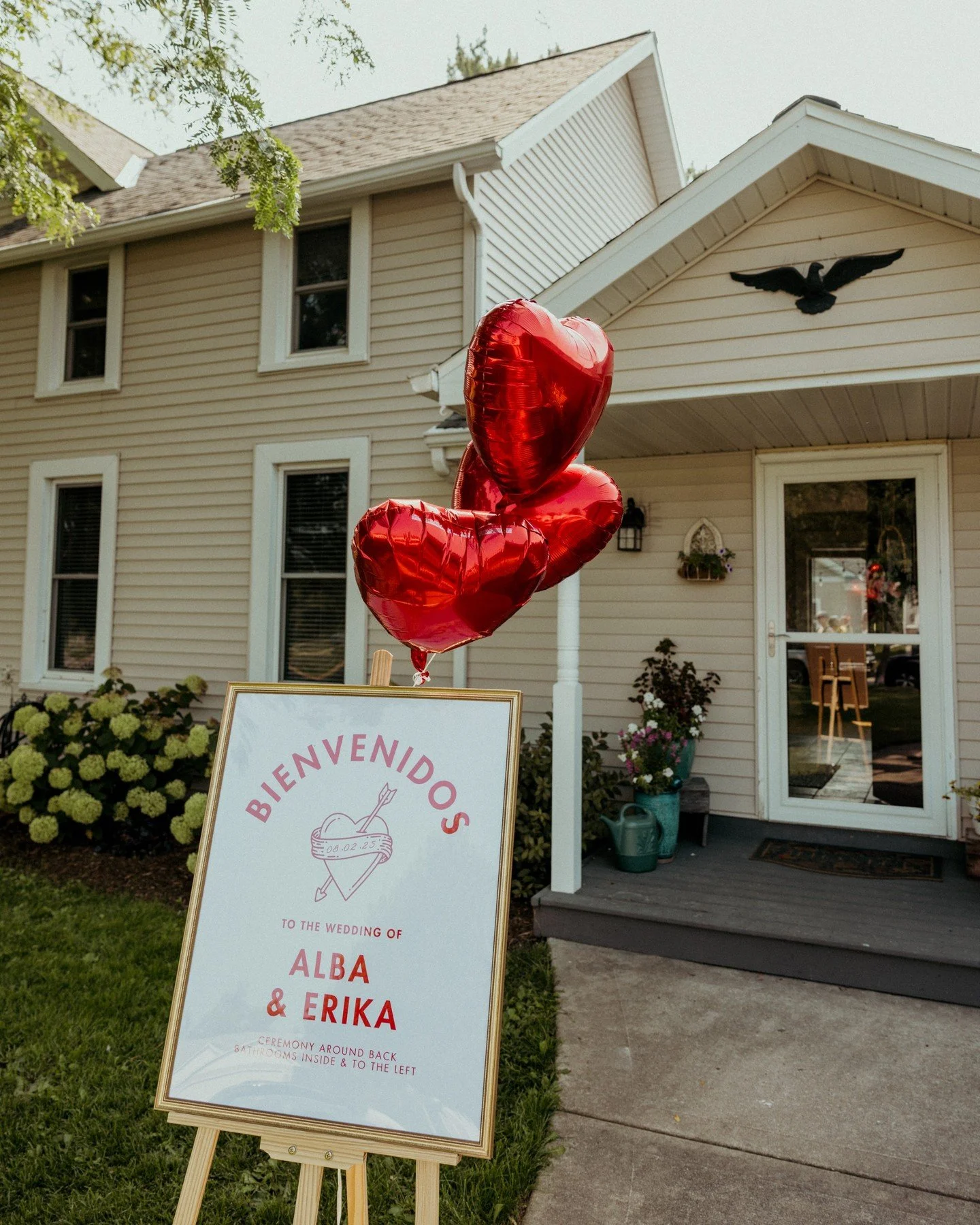 Decorations don't have to be elaborate to be beautiful! This adorable sign and heart-shaped balloons used to welcome guests for Alba + Erika's wedding were simple and gorgeous, and also marked the spot for their wedding! 🥂❤️
.
.
.
.
.
𝗪𝗲𝗱𝗱𝗶𝗻𝗴