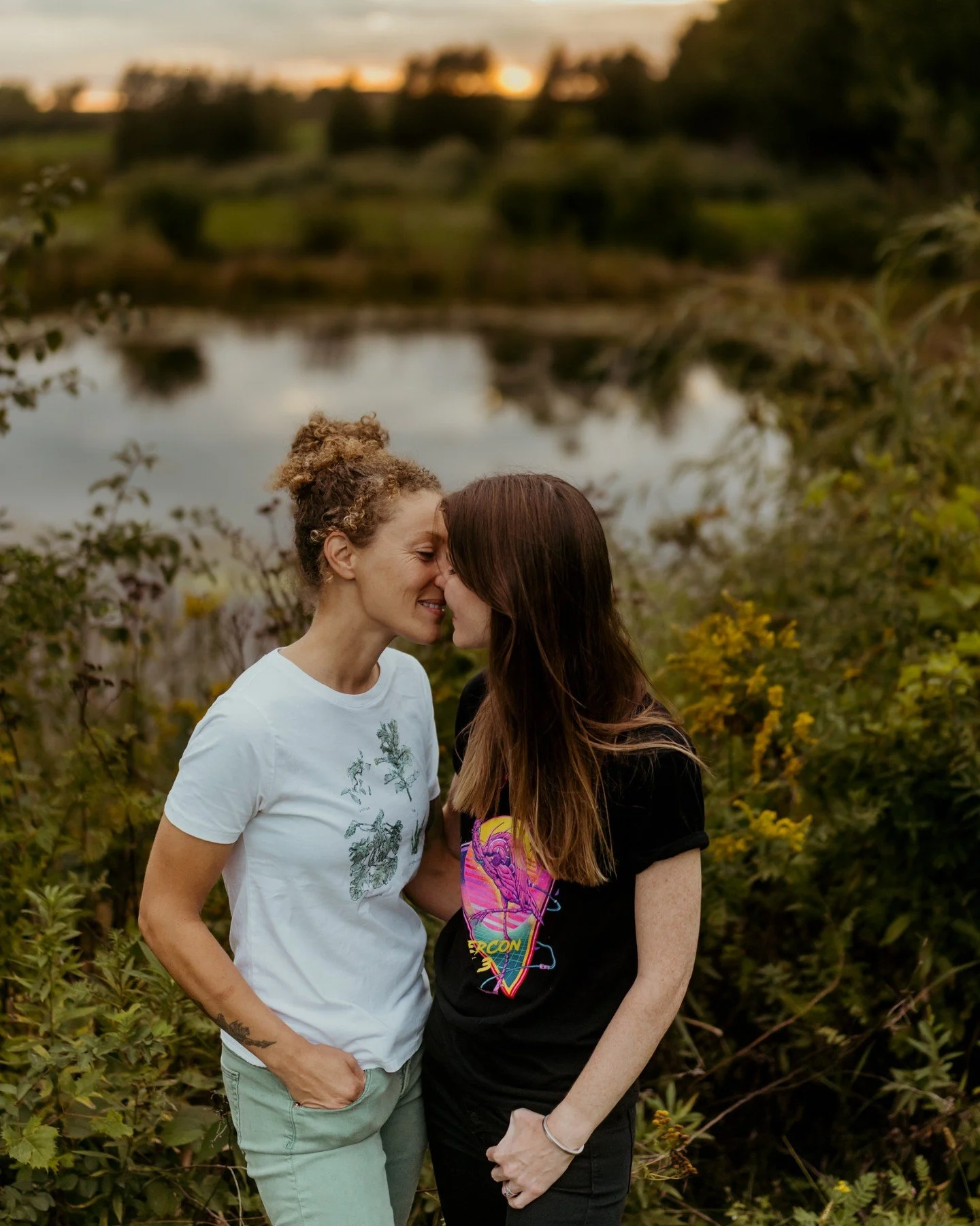"𝘔𝘦𝘦𝘵 𝘮𝘦 𝘣𝘺 𝘵𝘩𝘦 𝘱𝘰𝘯𝘥 𝘢𝘵 𝘴𝘶𝘯𝘴𝘦𝘵.... 😘" This gorgeous little area at @appleberry.farm is GORGEOUS at sunset! I love this shot of Sydney + Mackenzie during their couples session! 
.
.
.
.
.
.
[Image Description: A birac