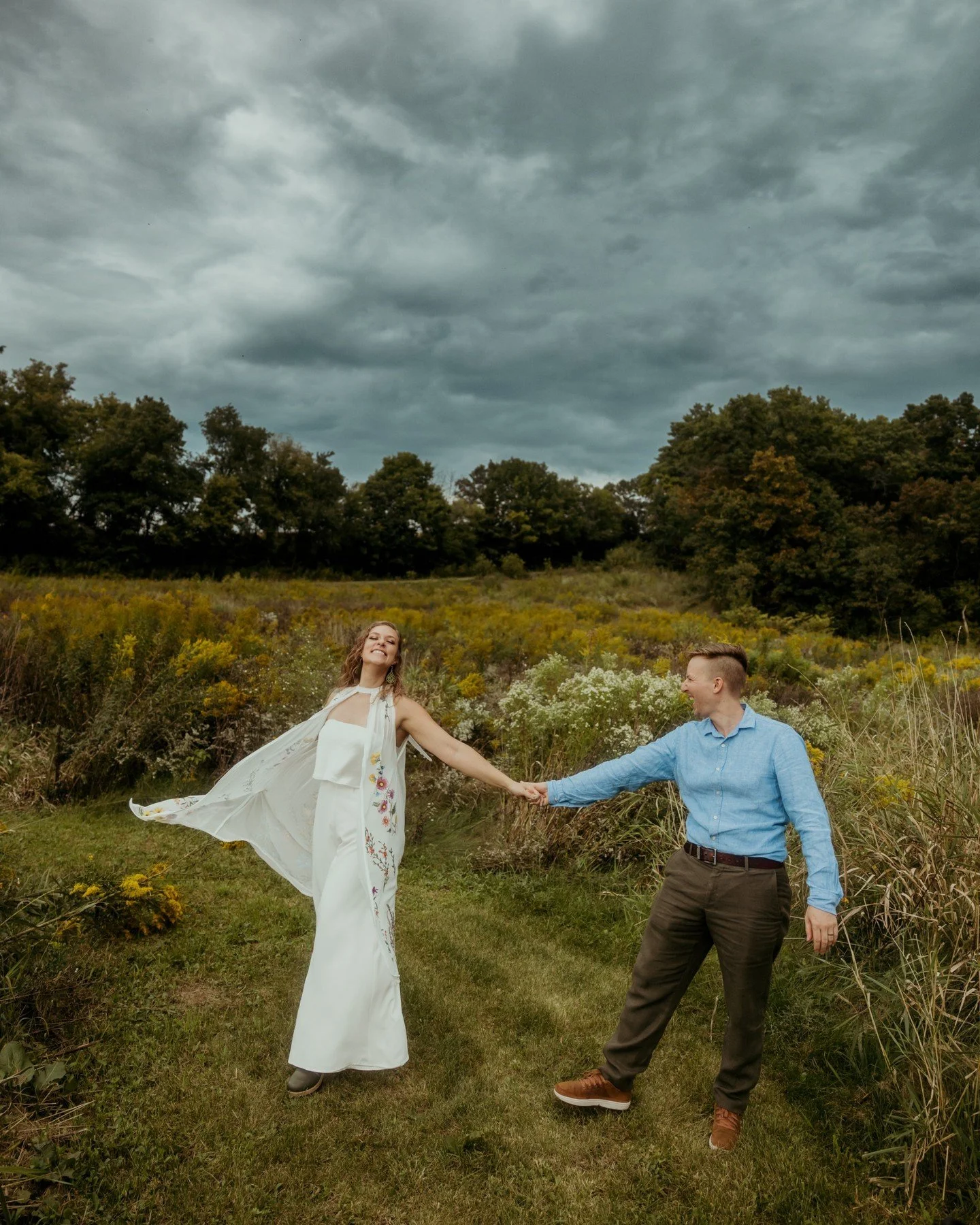 Your wedding day is as unique as you are, so why settle for stiff, overly posed images? &macr;\_(ツ)_/&macr; 
.
.
.
.
.
.
𝗪𝗲𝗱𝗱𝗶𝗻𝗴 𝗩𝗲𝗻𝗱𝗼𝗿𝘀: 
 - Venue: Common Gardens 
 - Desserts: @therollingpin.bakeshop
 - Catering: @kimsgourmetpub
[Imag