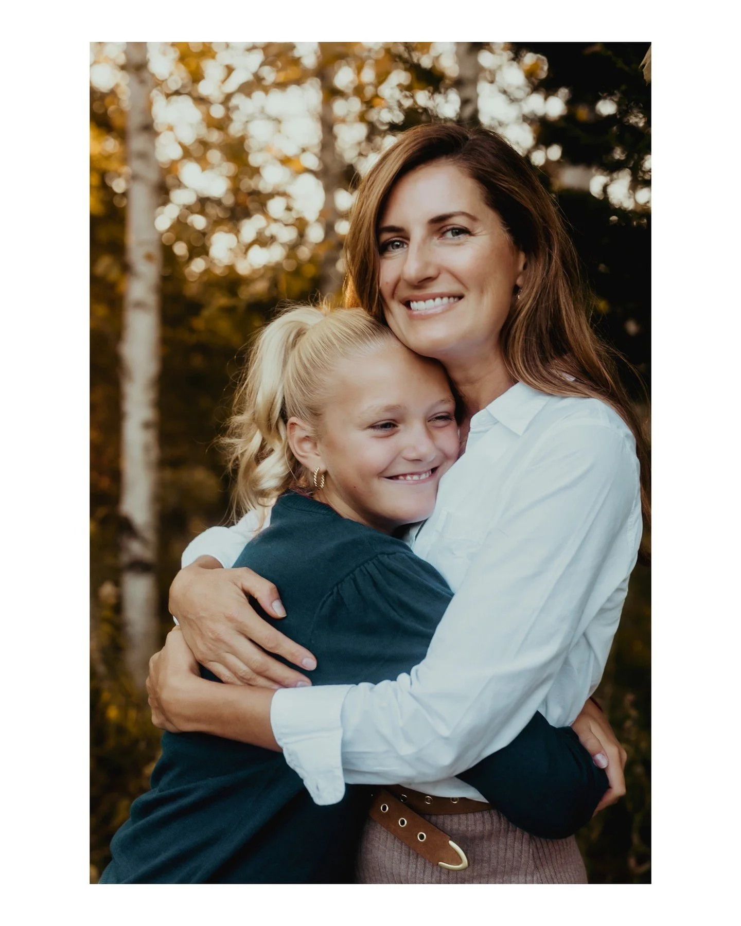𝗙𝗮𝗺𝗶𝗹𝘆 𝗽𝗵𝗼𝘁𝗼 𝘁𝗶𝗽: Make sure to take the time during your family portrait sessions to get photos one on one with each parent &amp; kiddo combo, as well as photos of both parents together! 
.
.
.
.
.
.
[Image Description: A white woman wi