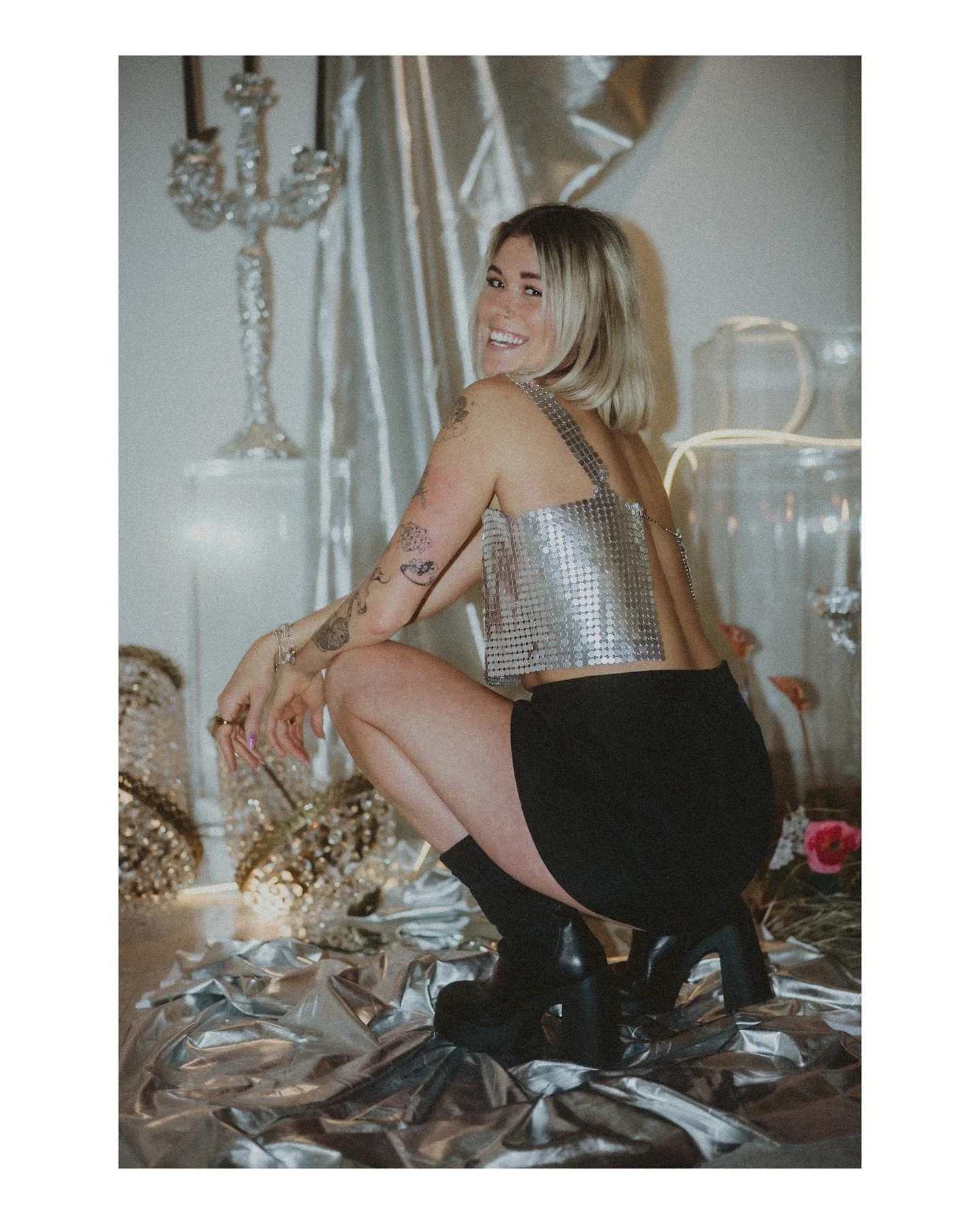 The combo of the handy little @retropiacam Retro Flash Pro and the @polarpro CineGold diffusion filter was 𝙥𝙚𝙧𝙛𝙚𝙘𝙩 for the Lovesick Gallery event! What do you think? Do you dig this throw-back direct flash editorial style? I think I love it! T