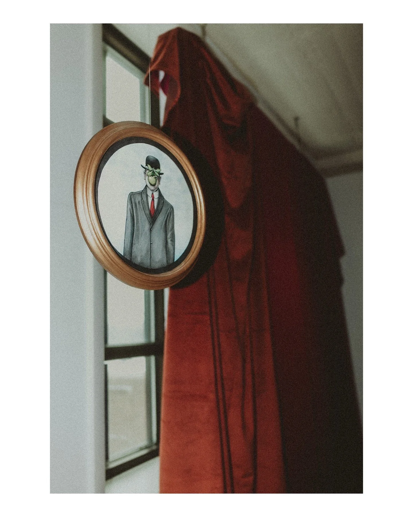 Love this homage to 𝘛𝘩𝘦 𝘚𝘰𝘯 𝘰𝘧 𝘔𝘢𝘯 by Ren&eacute; Magritte drawn by by @_meerkat_draw_ that was up at The Lovesick Gallery! What a fun event / art installation! 
🤩
𝗛𝗲𝗿𝗲 𝗮𝗿𝗲 𝘁𝗵𝗲 𝗳𝗼𝗹𝗸𝘀 𝘄𝗵𝗼 𝗽𝘂𝘁 𝗼𝗻 𝘁𝗵𝗶𝘀 𝗮𝗺𝗮𝘇𝗶𝗻