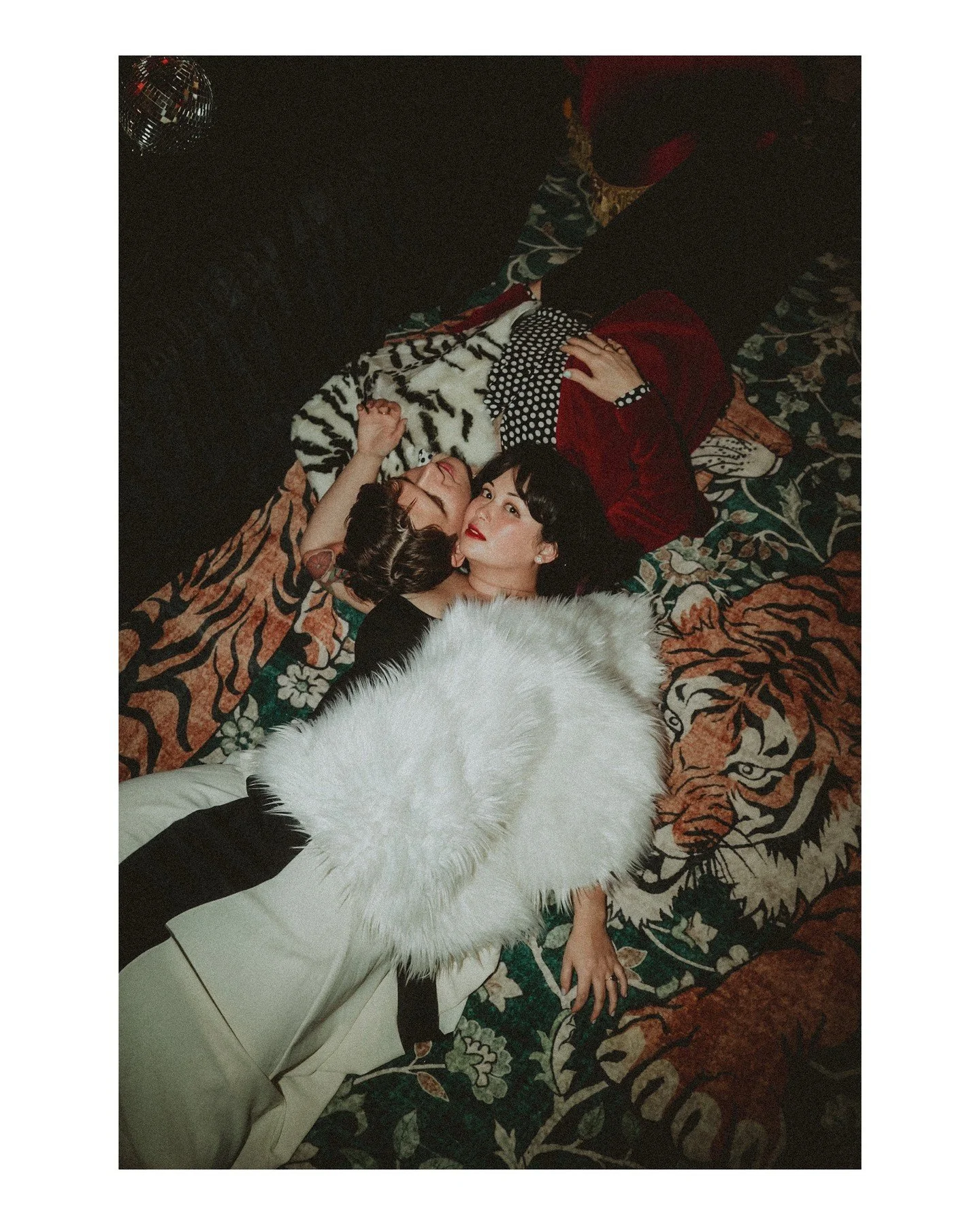 Happy Valentine's Day! ❤️ I present to you this gorgeous photo from The Lovesick Gallery event! I used to never like animal print, but I have to be honest, it is growing on me in a big way. 🤩 🐅 This tiger rug is *chef's kiss* 😘, as is this whole s