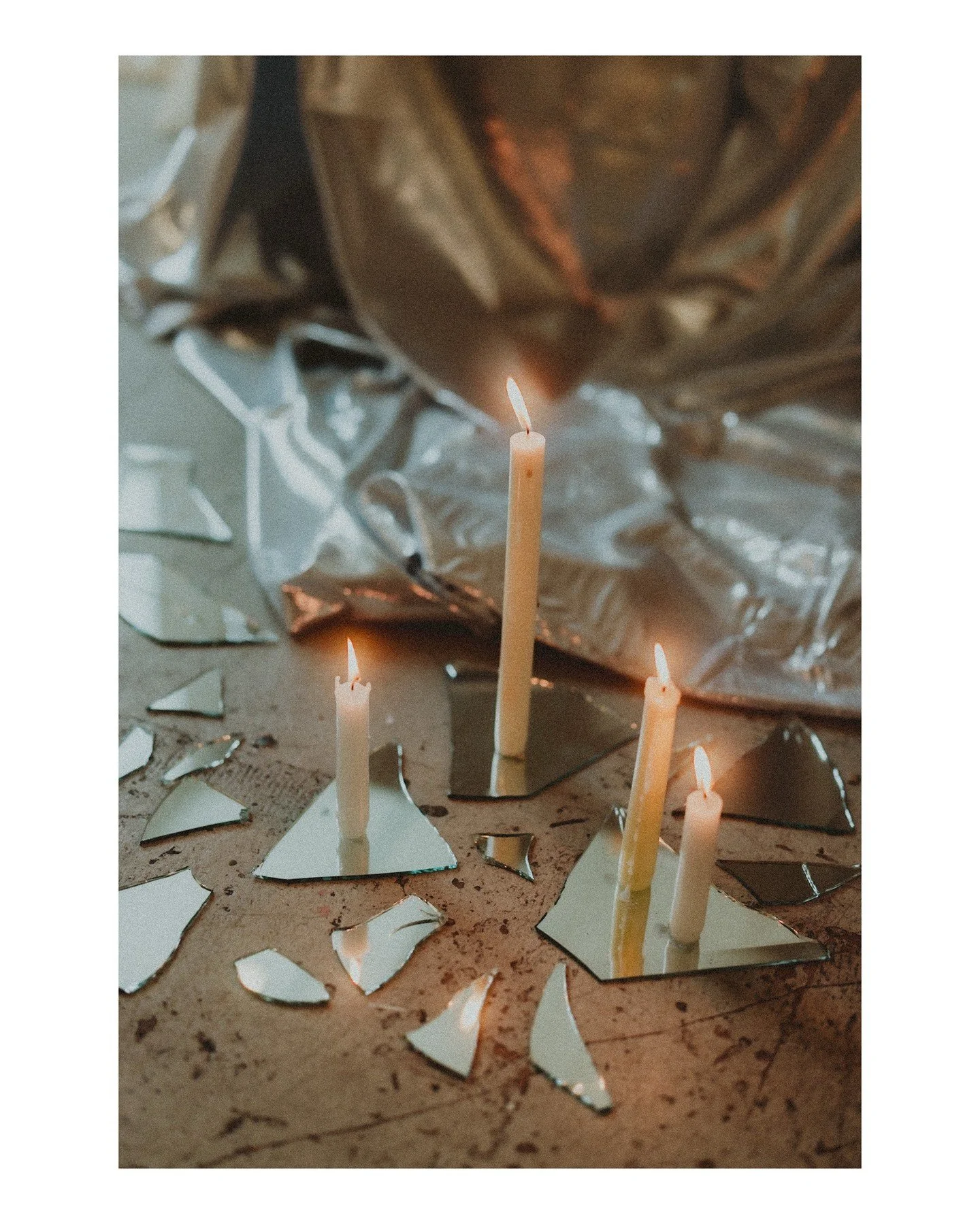 It's okay to get real weird with your wedding decor. Often, the weirder it is, the more memorable it is, and it makes for amazing wedding photos! This detail shot is from The Lovesick Gallery event! 
𝗛𝗲𝗿𝗲 𝗮𝗿𝗲 𝘁𝗵𝗲 𝗳𝗼𝗹𝗸𝘀 𝘄𝗵𝗼 𝗽𝘂𝘁 𝗼