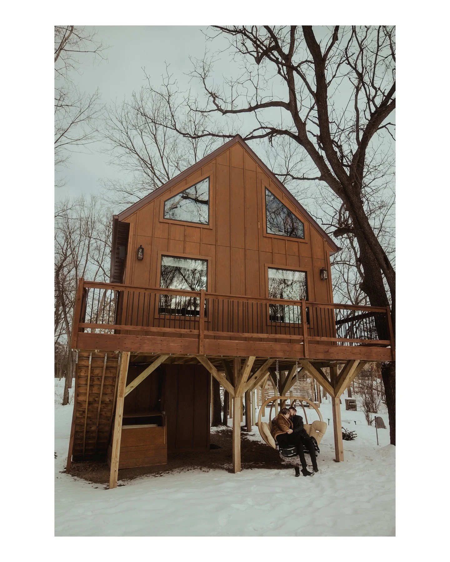 The Pepin Treehouse was such a cool location for Angela + Kevin's anniversary celebration! I mean sure, no one 𝘯𝘦𝘦𝘥𝘴 photos at a treehouse, but like..... who doesn't 𝙬𝙖𝙣𝙩 couples photos at a treehouse??! *happy treehouse dance* 😍
.
.
.
.
.
