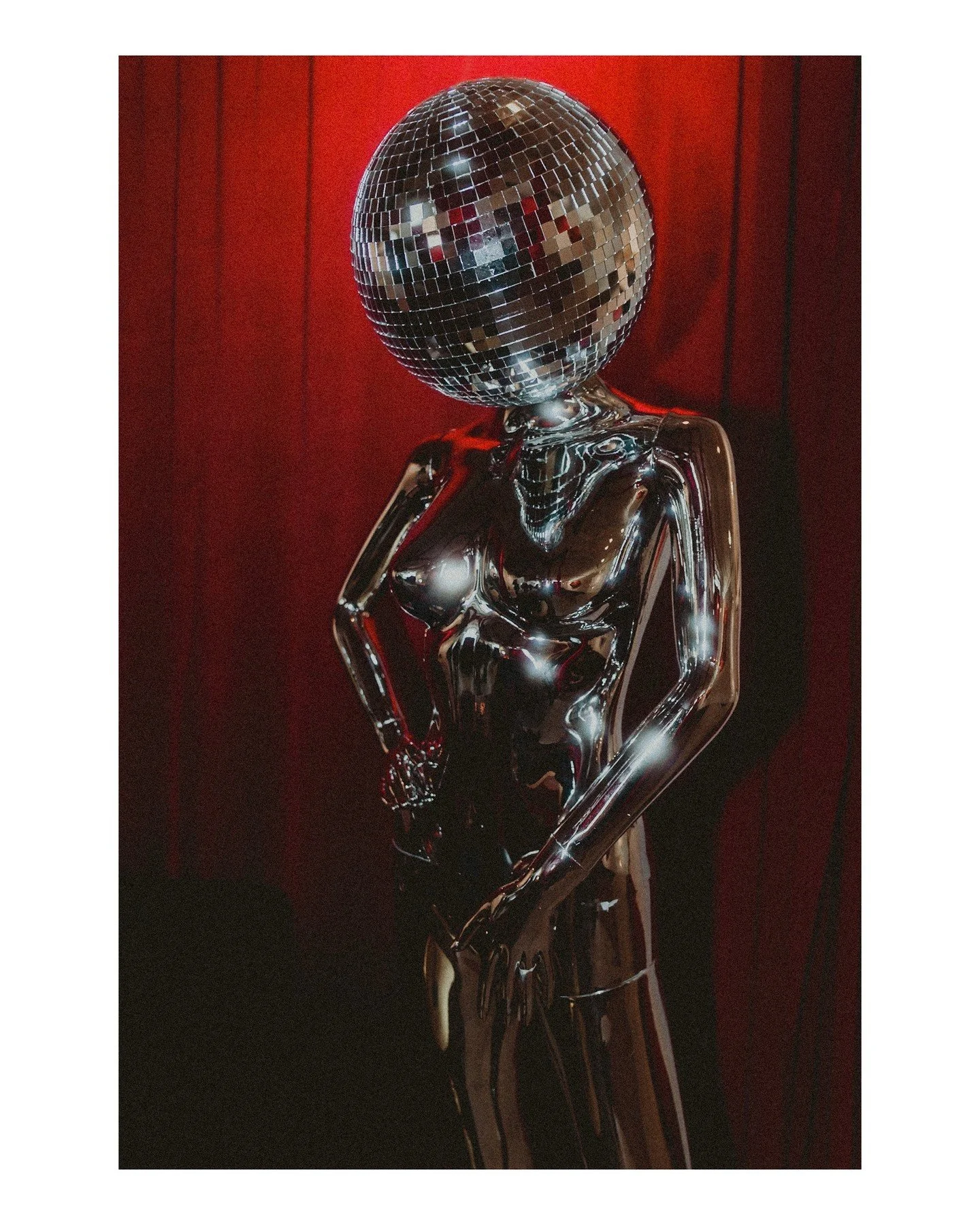 I'm gonna be real honest, I would not mind if this amazing silver surfer-esque mannequin were at every wedding we do from now on. &macr;\_(ツ)_/&macr; Photo taken at the Lovesick Gallery exhibition! 
✨
Here are the vendors who put on this amazing even
