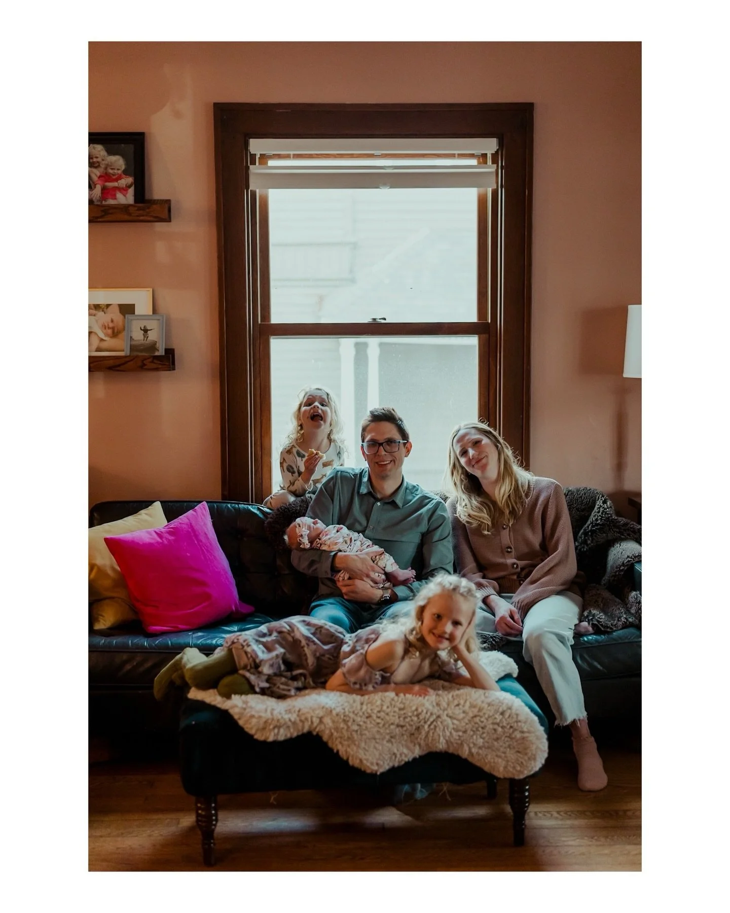 Want newborn portraits but ones that honor your real life? Lifestyle family &amp; newborn portraits are meant to take place at your home, celebrating the things that are real and magical about your everyday life. ✨ These lifestyle newborn &amp; famil