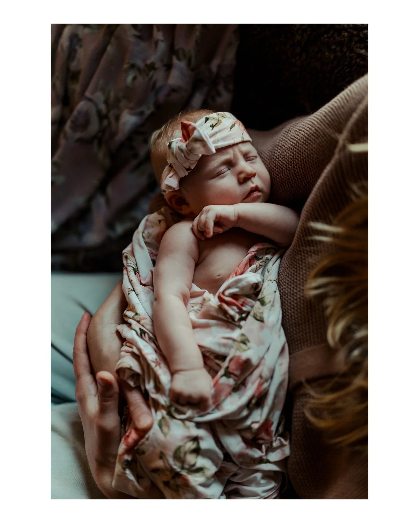 I love lifestyle newborn pics, and these adorable ones of Goldie are melting my heart right now 🥹🥰
.
.
.
.
.
.
.
[Image Description: A series of images of a white newborn baby girl in a variety of outfits and settings.]