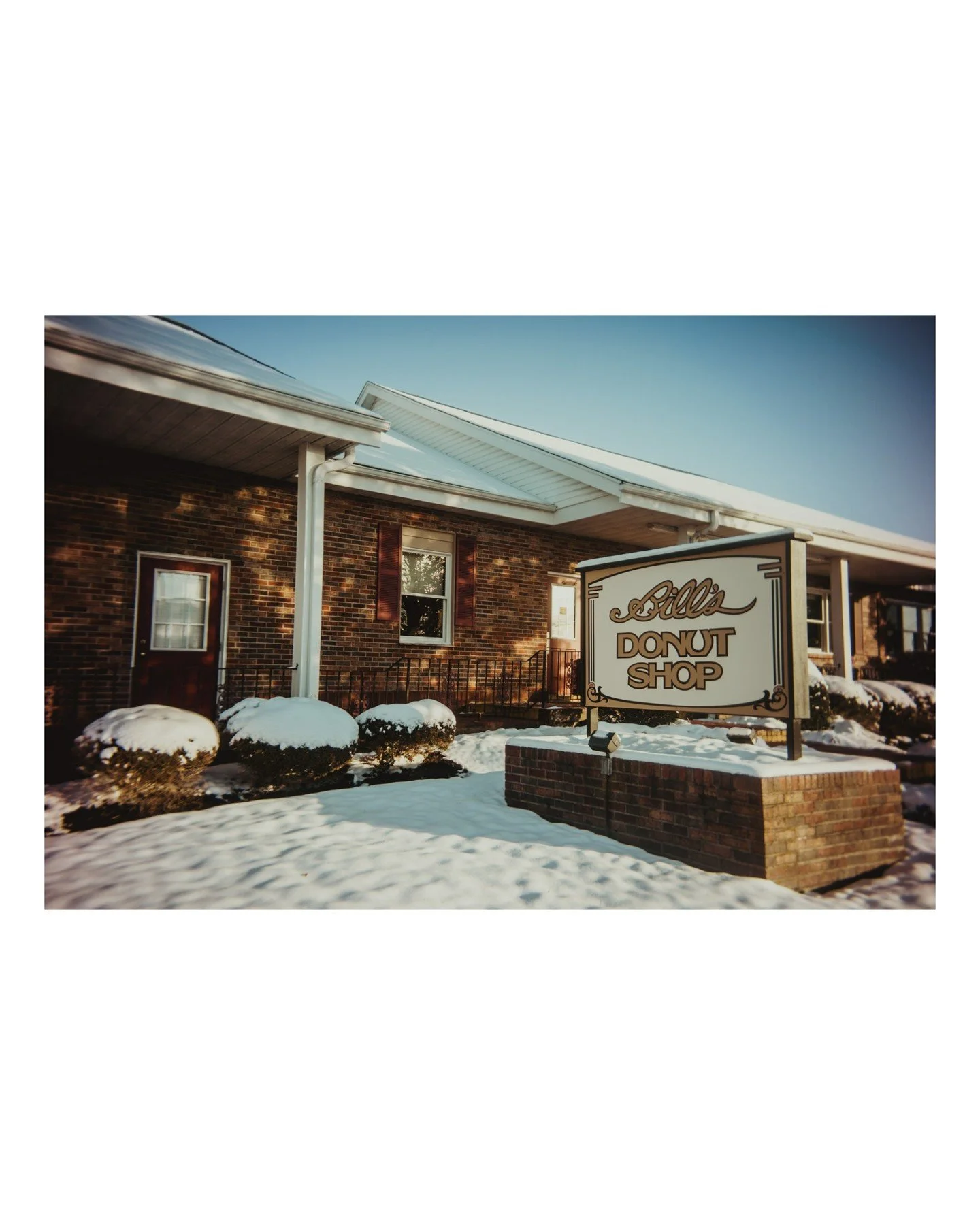 Guess who gets to eat Bill's Donuts next weekend!!!! This gal! 😍🍩❤️ Bill's Donuts is one of the things I miss most, even 20 years later, about living in Ohio. So bet that I will bringing back at least a dozen tasty treats to enjoy once I'm back in 