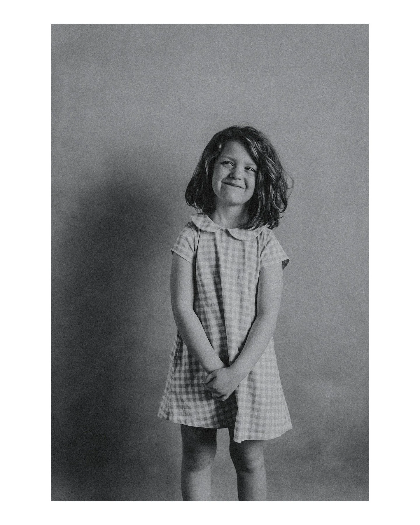 Waiting for a sign to do family portraits? I think this mischievous little grin is an excellent sign to get some portraits taken while your little one still makes faces like this 🥰
.
.
.
.
.
.
[Image Description: A black &amp; white image of a young
