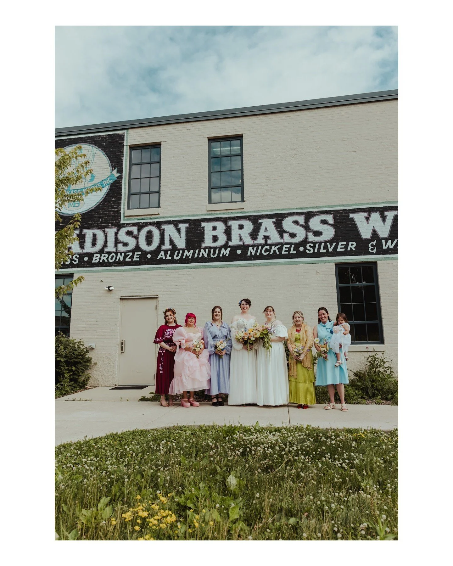 Don't know where to start with your formal shot list? Don't even know what a formal shot list is? We got you! 
✨
First up, what is a formal shot list? 
A formal shot list is the list of *posed* images you'd like your photographer to take, mostly like