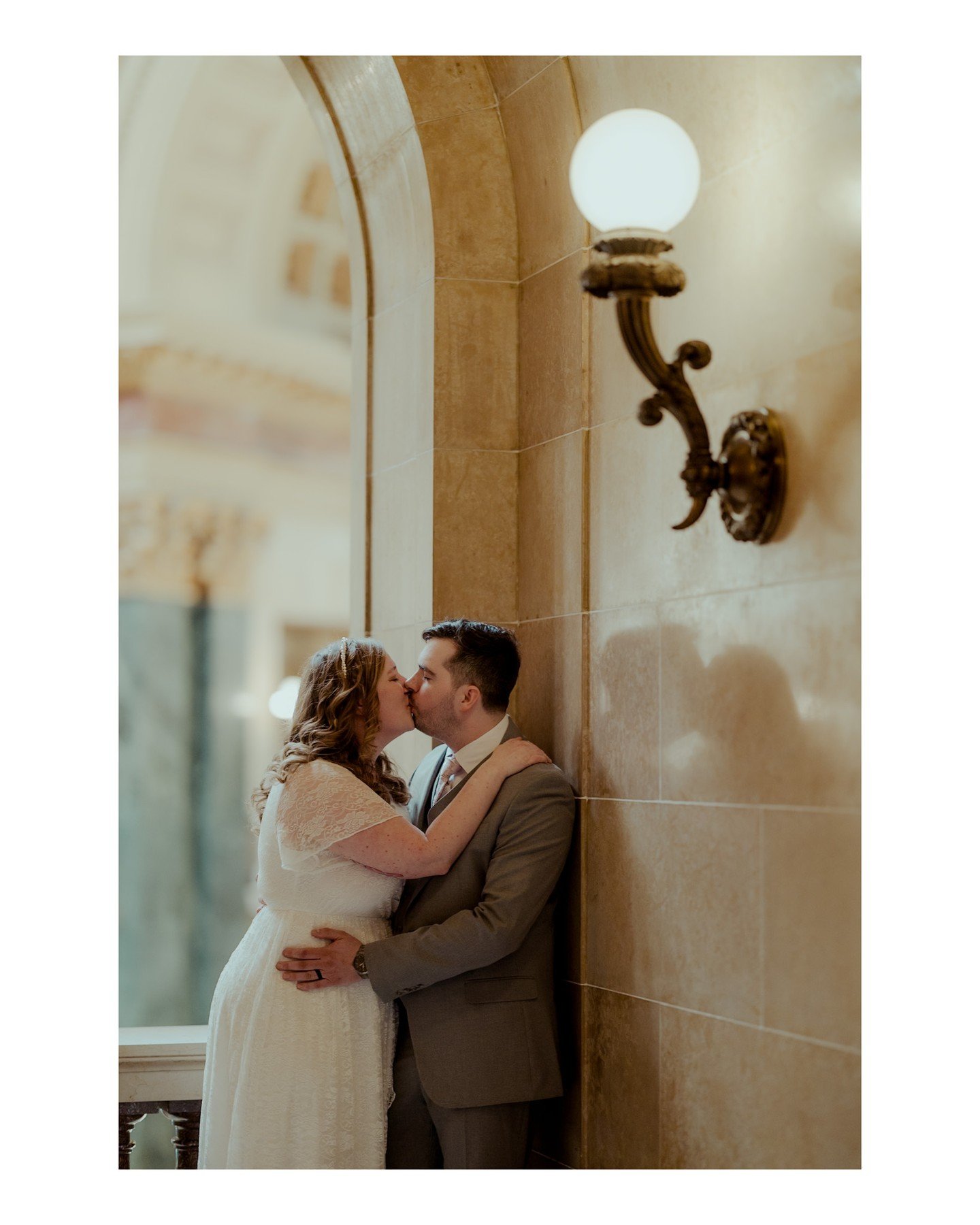 I love these little nooks at the Wisconsin State Capitol Building. They're romantic AF, obviously 😍
.
.
.
.
.
.
.
 - Camera Gear: 
 - Canon: @canonusa
 - Accessories: 
 - 1/4 Black Mist Filter: @polarpro 
Vendors/Places that helped make this intimat