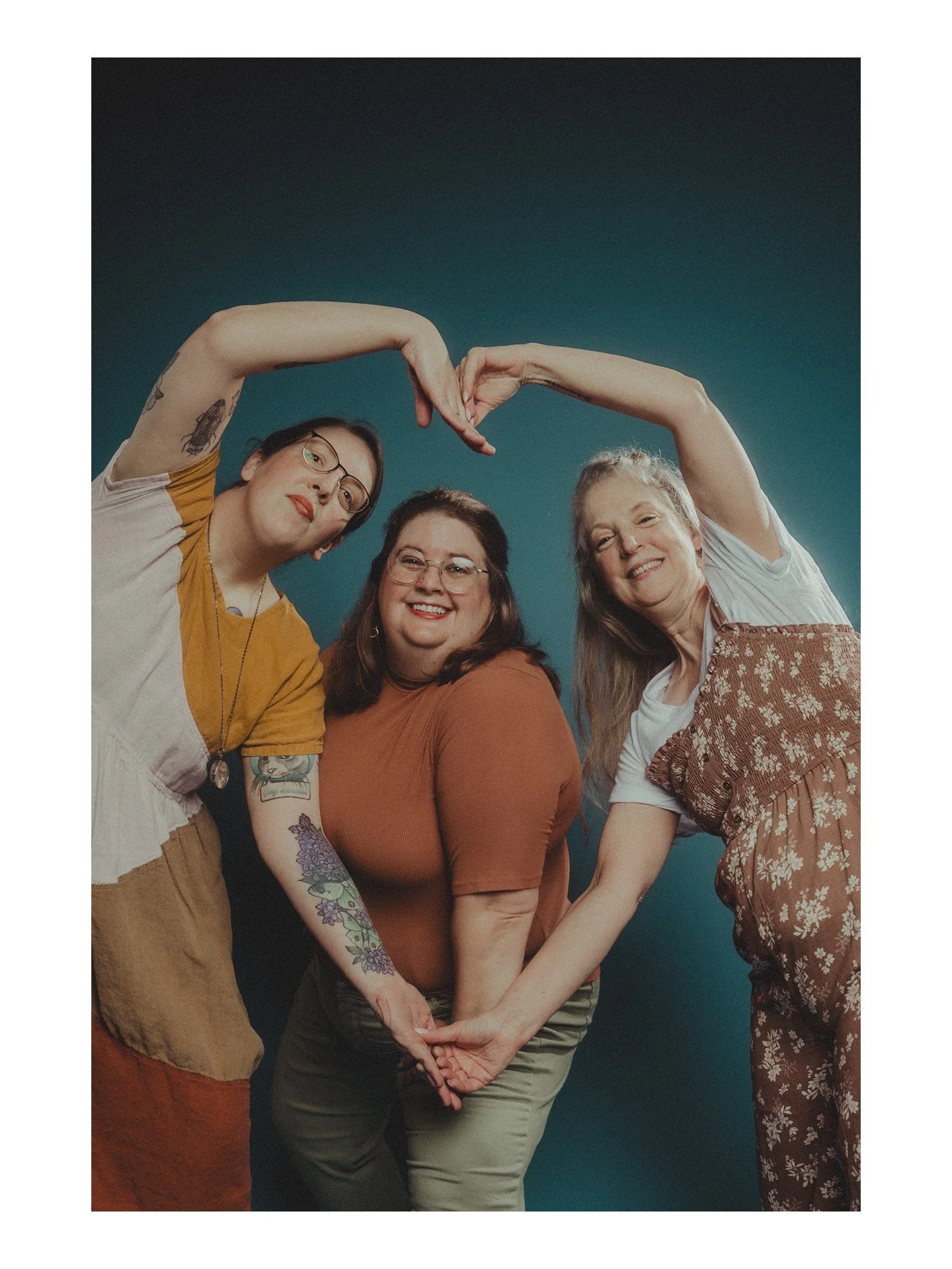 It's not too late to sign up for Awkward Family Photos! 
✨ Why Do an Awkward Family (or Couple's) Mini-Session? I thought you'd never ask! 
✨ These sessions are for the folks that love leaning into the awkward and want to have a great laugh (and a gr