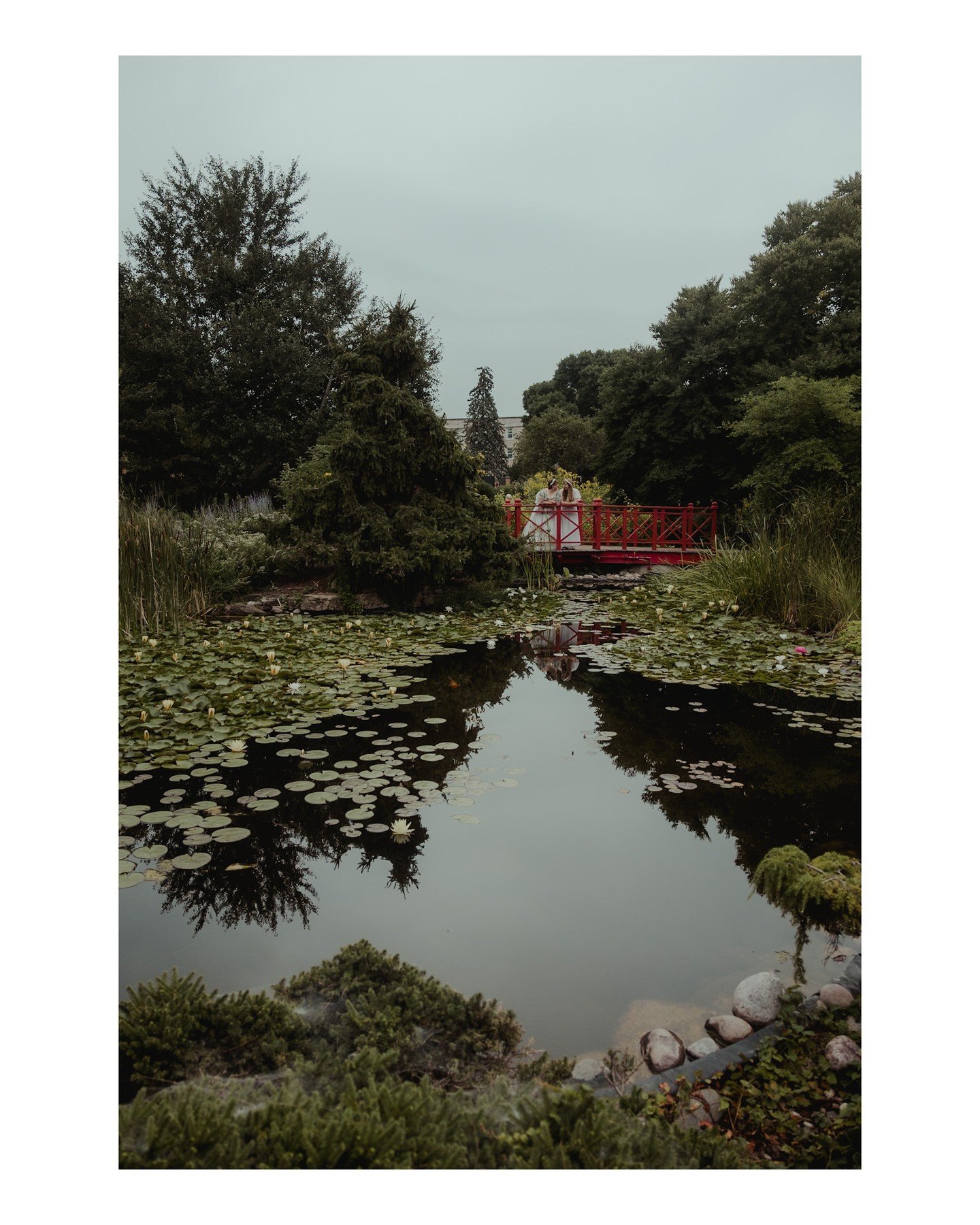 Do you want your wedding to just be you and your partner, two witnesses, and an officiant? Heck yeah, we're in! We LOVE micro weddings, and let me tell you why: 
1️⃣ One of the best things about micro weddings is you can pick a location that is extra