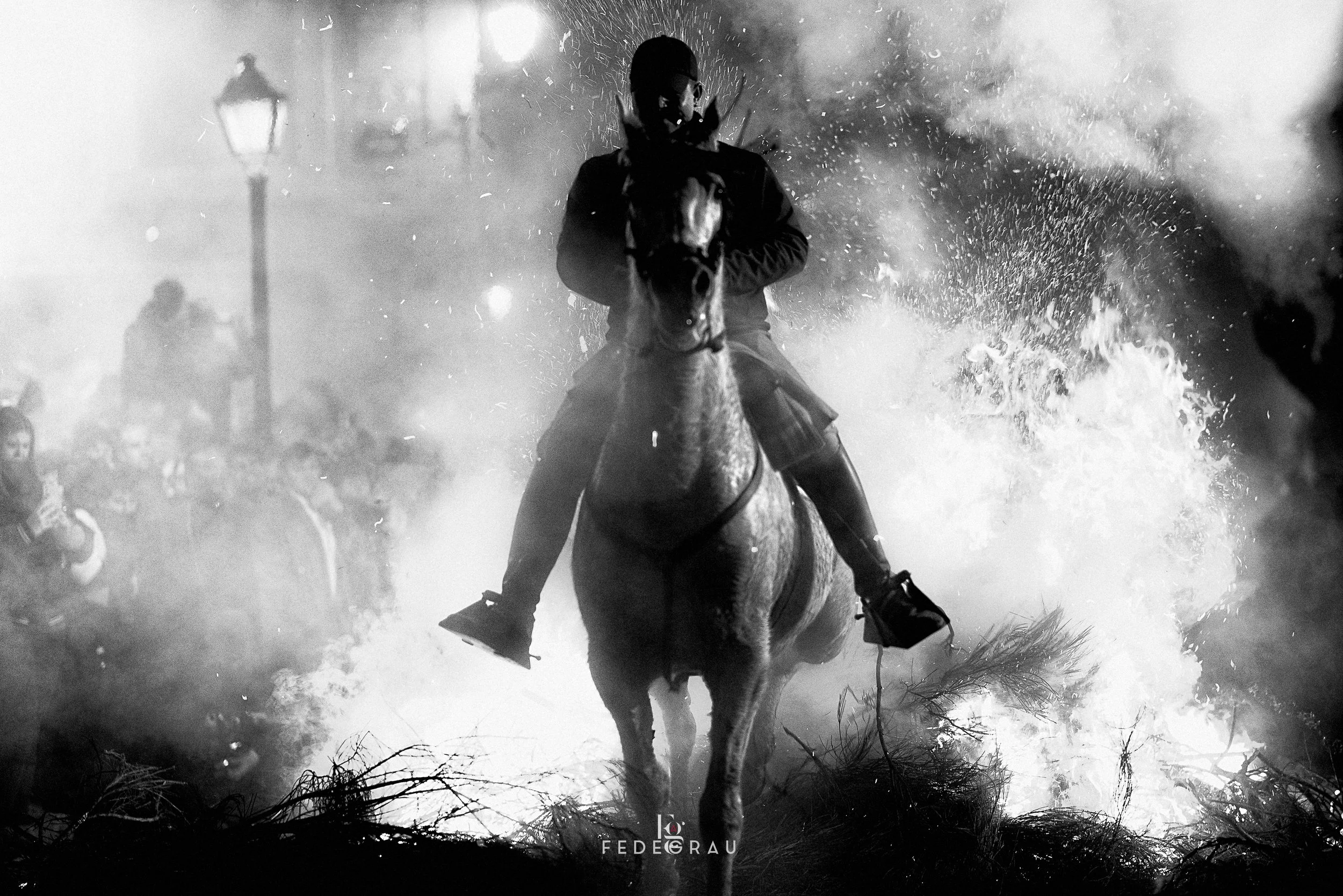 Las Luminarias de San Bartolomé de Pinares: fuego, tradición y resistencia ancestral