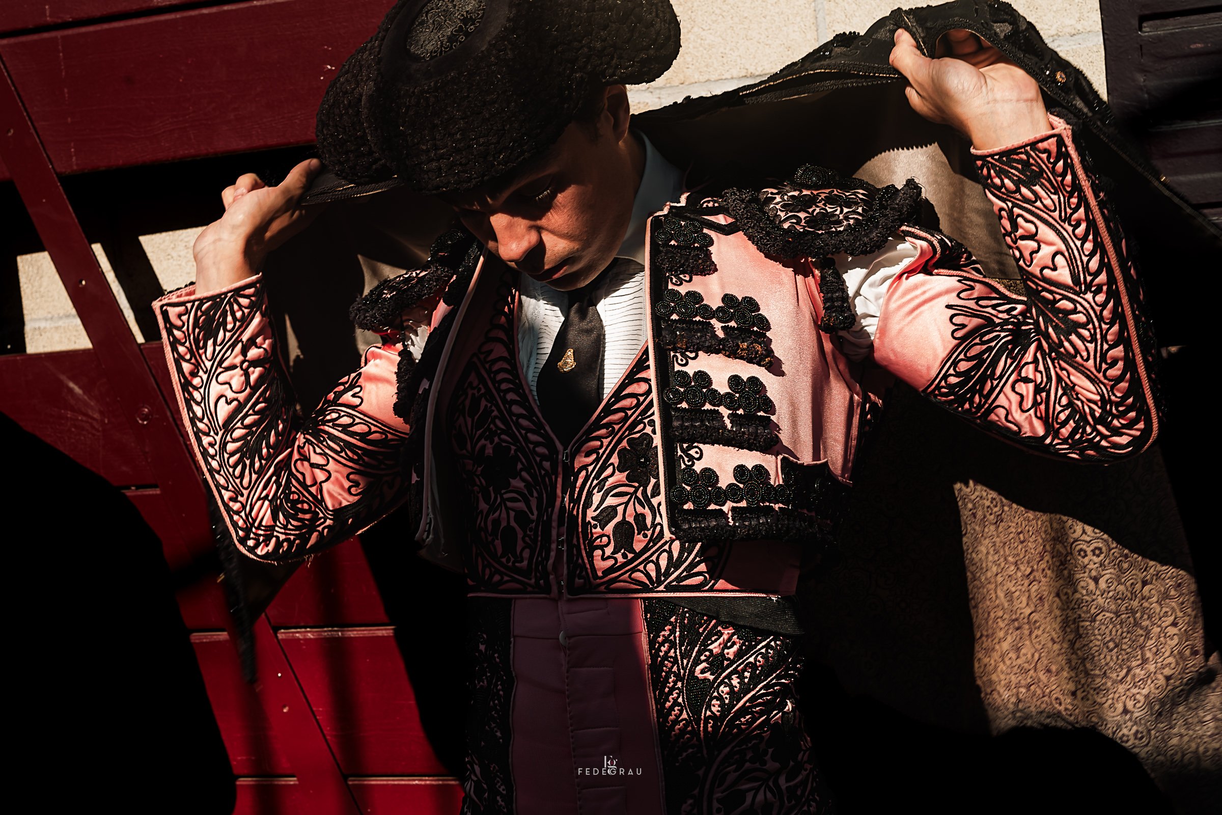 06-bullfighter-putting-on-jacket-fedegrau.jpg