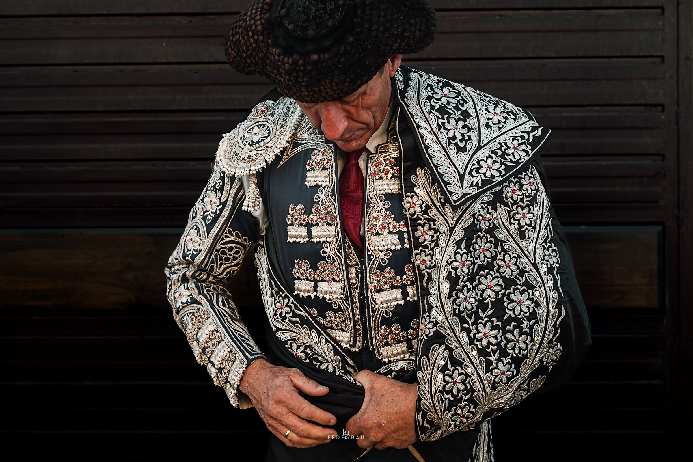 07-bullfighter-adjusting-suit-fedegrau.jpg