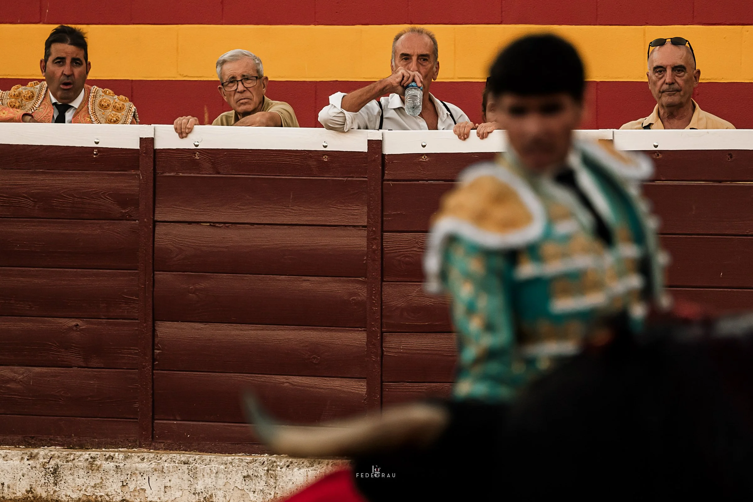 10-men-watching-bullfight-bullring-fedegrau.jpg.jpg