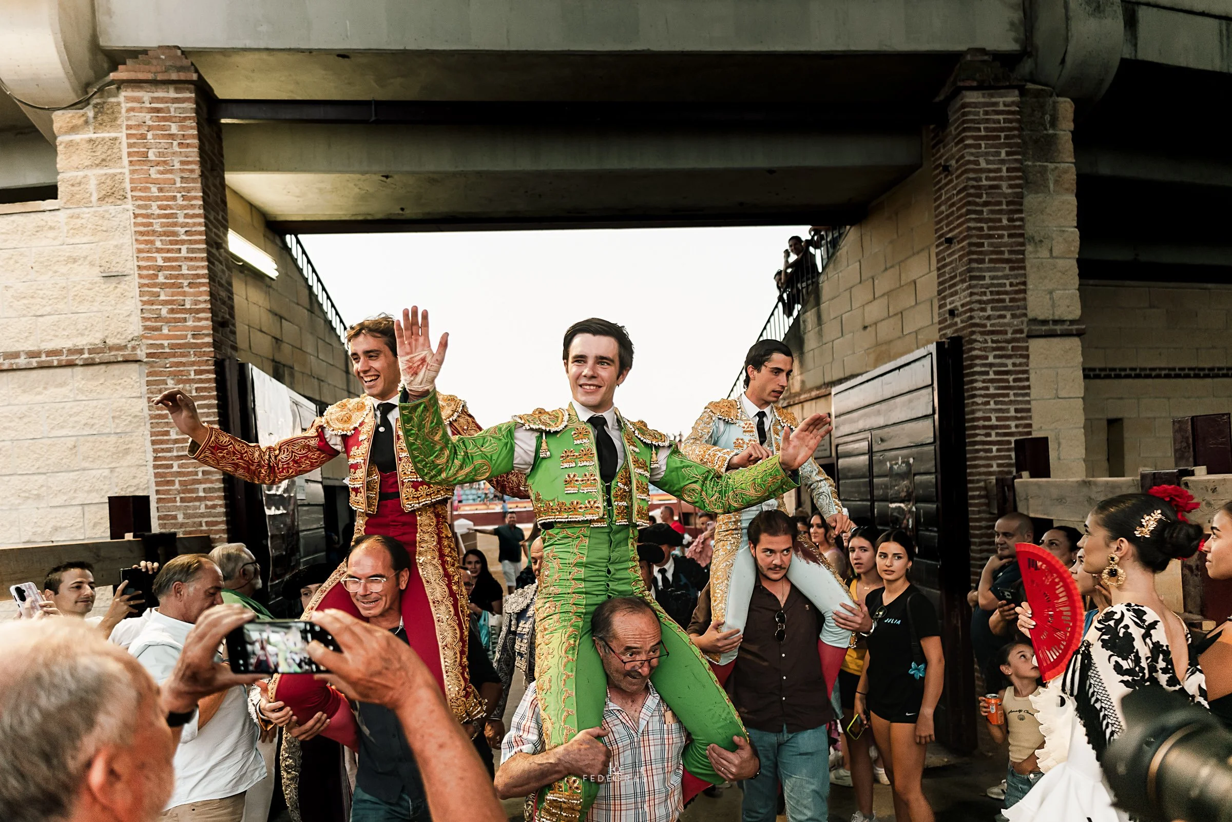 20-bullfighters-carried-on-shoulders-fedegrau.jpg