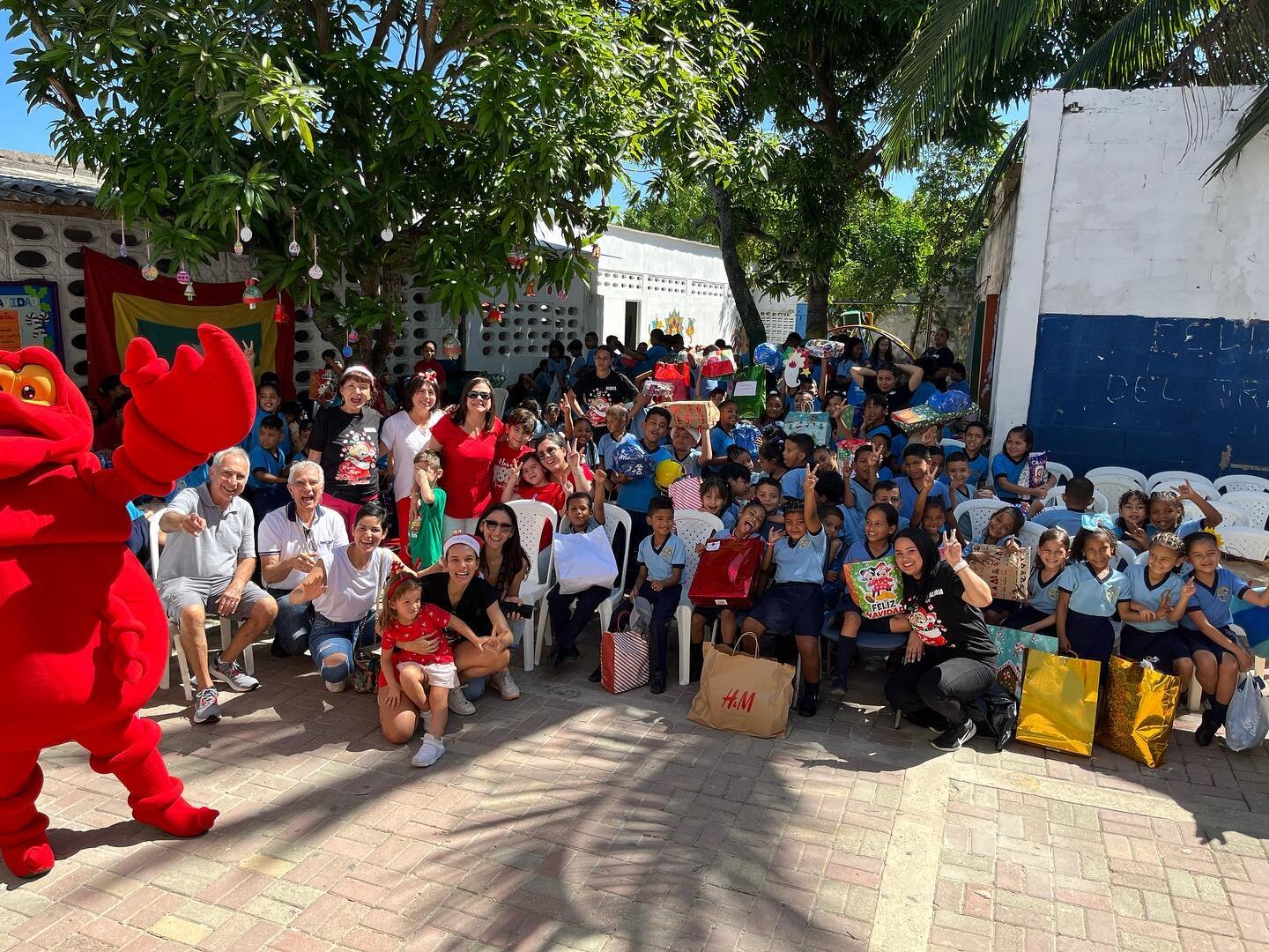 GRACIAS a tod@s los que hicieron posible este d&iacute;a!!! A los padrinos que vinieron y los que estuvieron de coraz&oacute;n. Por ustedes esto es posible! Llevar sonrisas a nuestros ni&ntilde;os es el regalo m&aacute;s grande para nosotros! #porunm