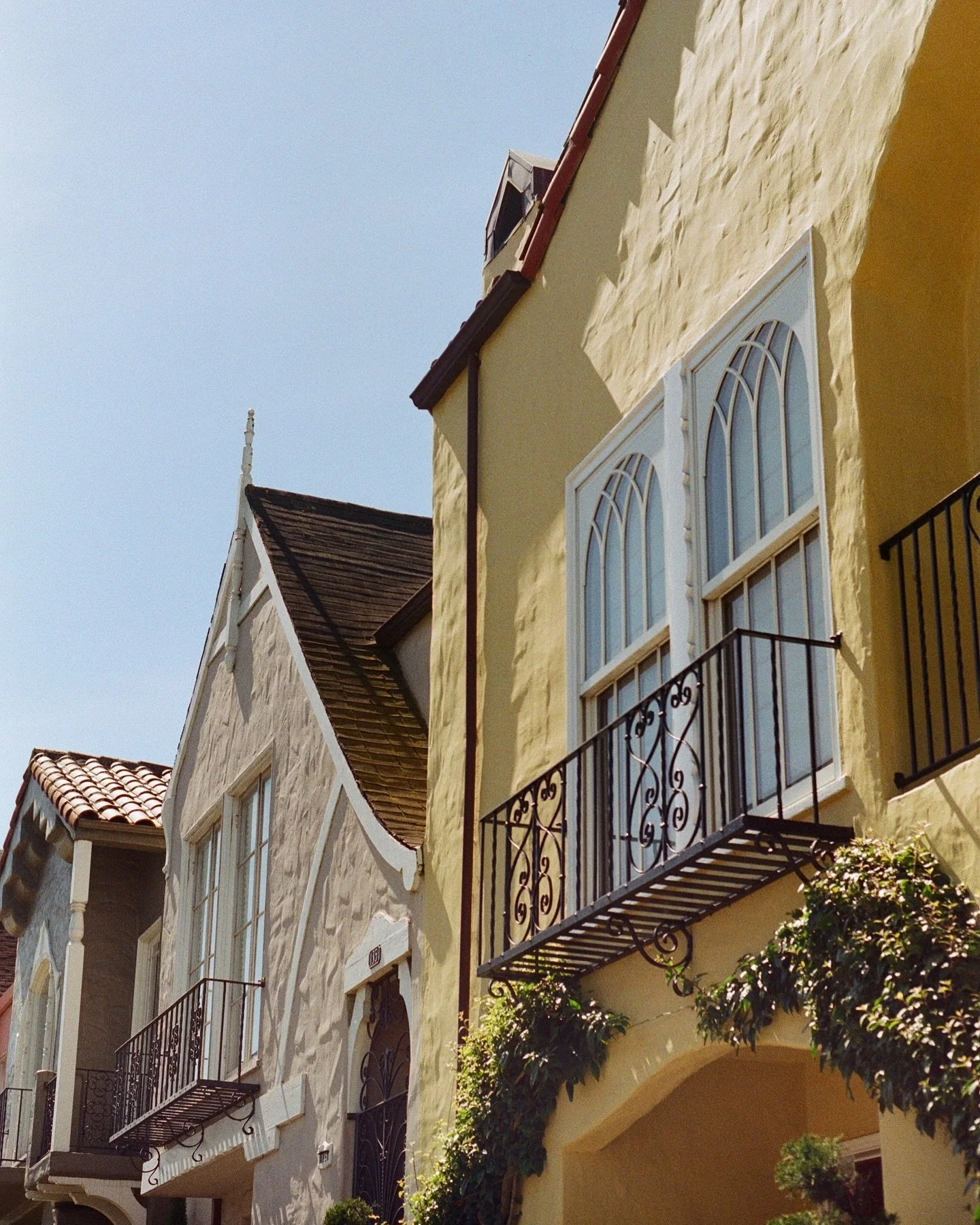 whenever i walk around the city, all i do is look up at all the beautiful colored houses and swoon 💗

📸 Minolta x-700 
🎞️ Kodak gold 200 

#kodak #sanfrancisco #sf #analog #filmphotography #photography #photooftheday #photoworks #kodakgold200